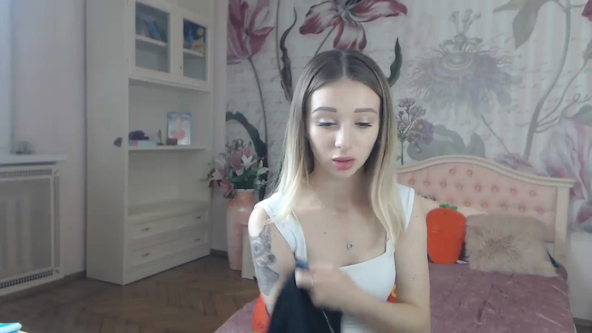 Gallery image thumbnail from KellyBlake's myfreecams stream on, 09/18/2023, 05:18 image 17 of 20
