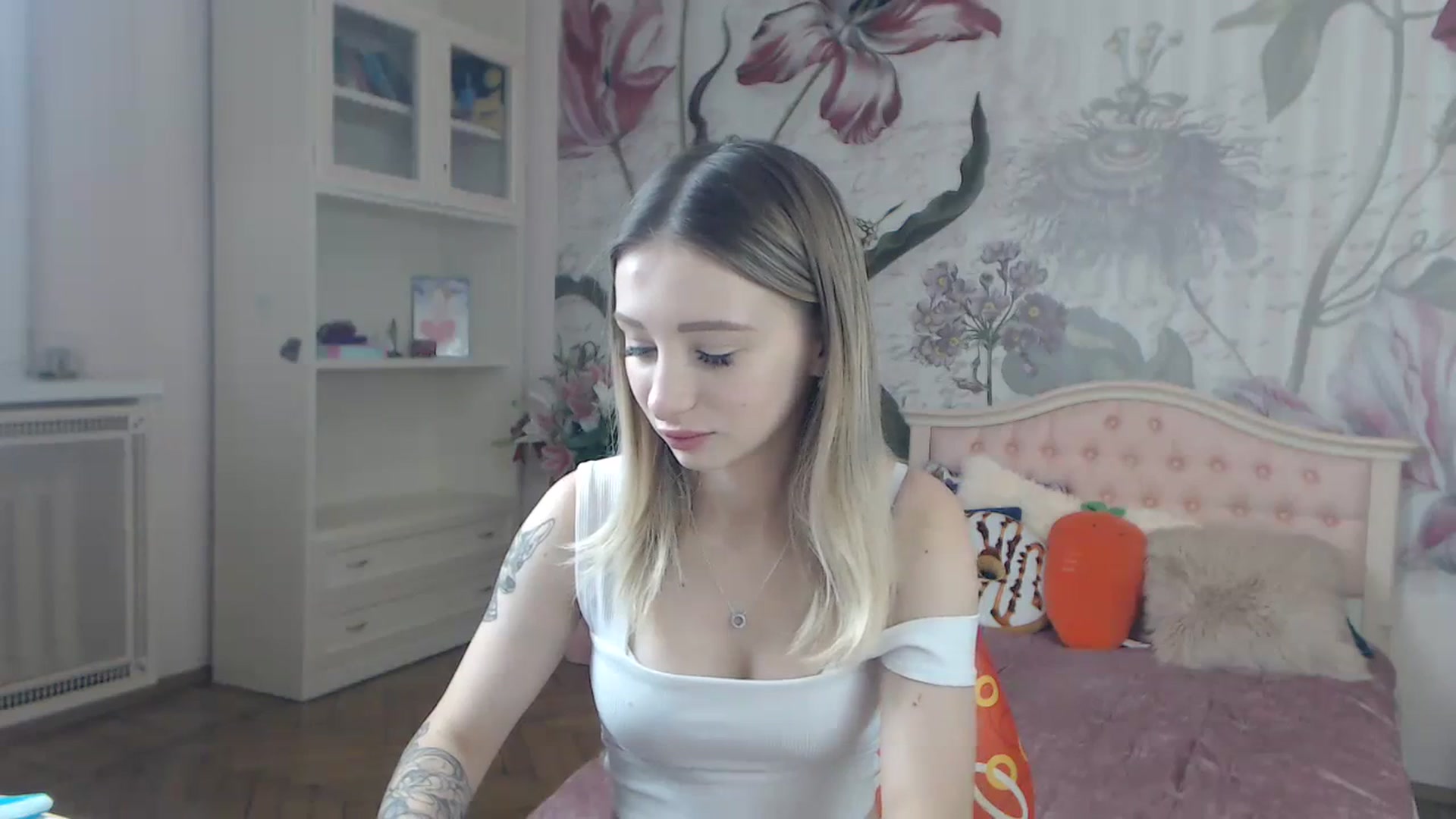 Gallery image thumbnail from KellyBlake's myfreecams stream on, 09/18/2023, 05:18 image 11 of 20
