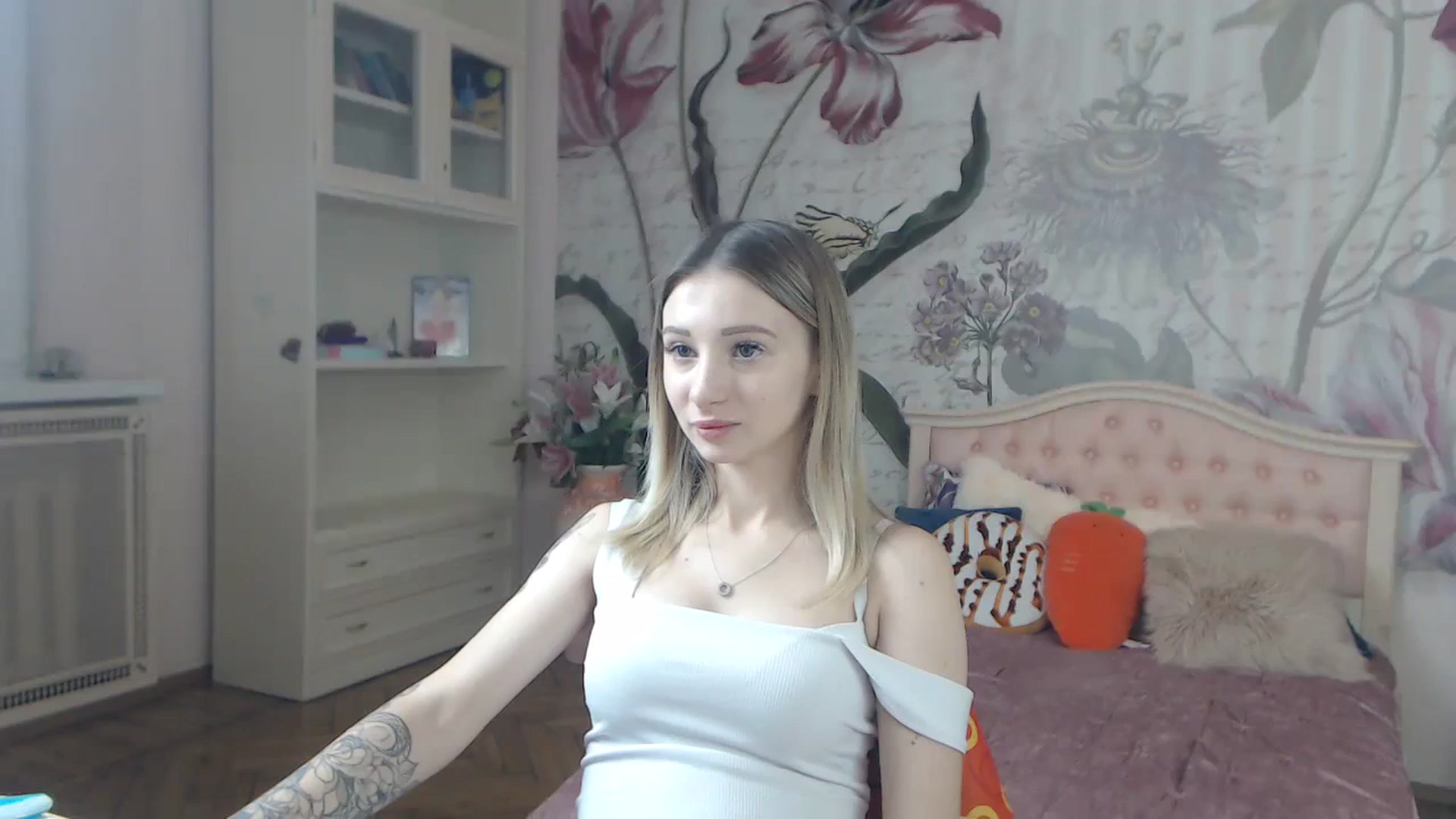 Gallery image thumbnail from KellyBlake's myfreecams stream on, 09/18/2023, 05:18 image 6 of 20