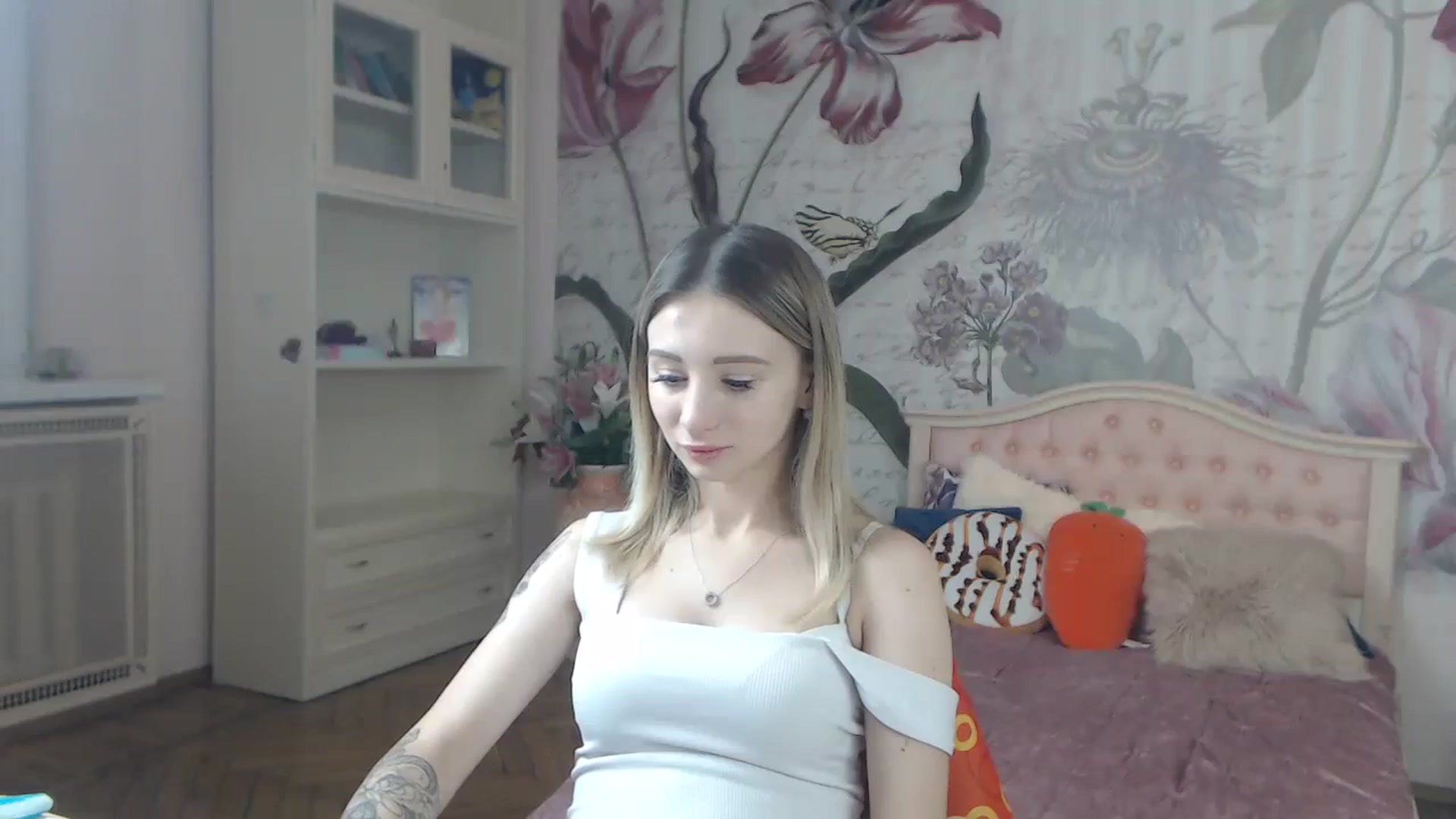 Gallery image thumbnail from KellyBlake's myfreecams stream on, 09/18/2023, 05:18 image 8 of 20
