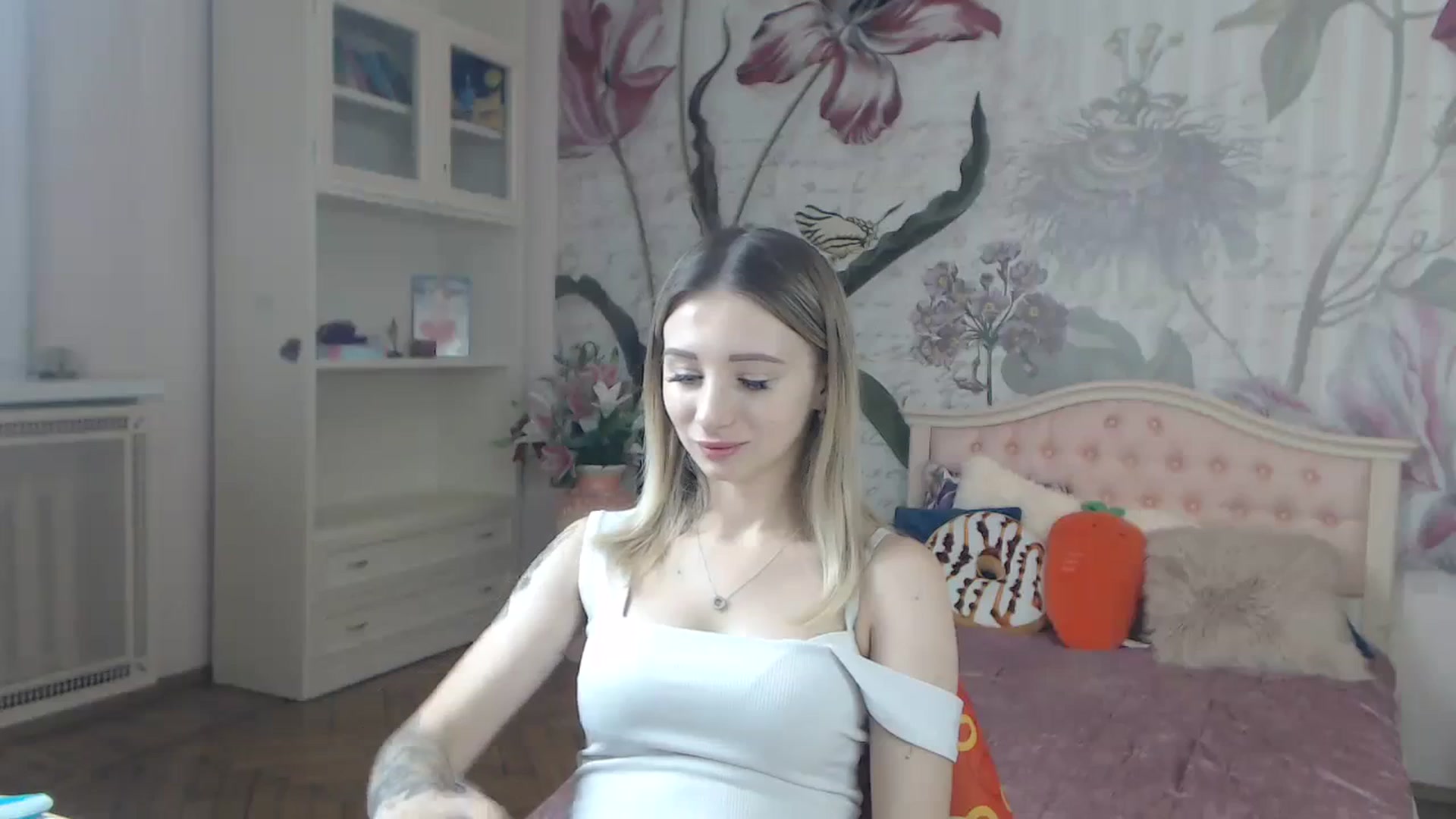Gallery image thumbnail from KellyBlake's myfreecams stream on, 09/18/2023, 05:18 image 9 of 20