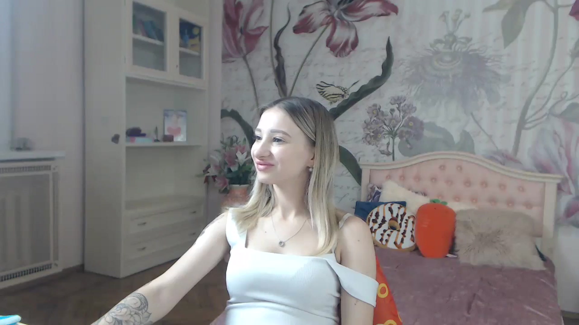 Gallery image thumbnail from KellyBlake's myfreecams stream on, 09/18/2023, 05:18 image 10 of 20