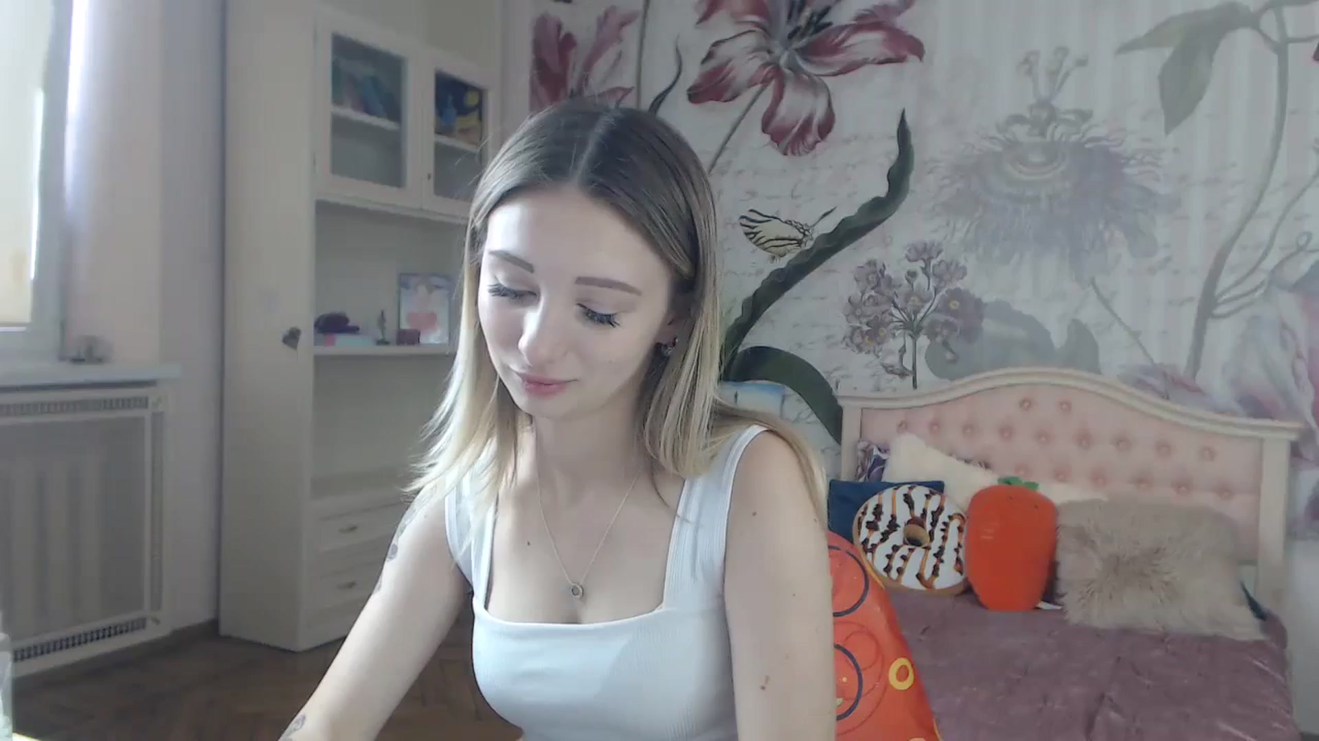 Gallery image thumbnail from KellyBlake's myfreecams stream on, 09/18/2023, 07:47 image 11 of 20