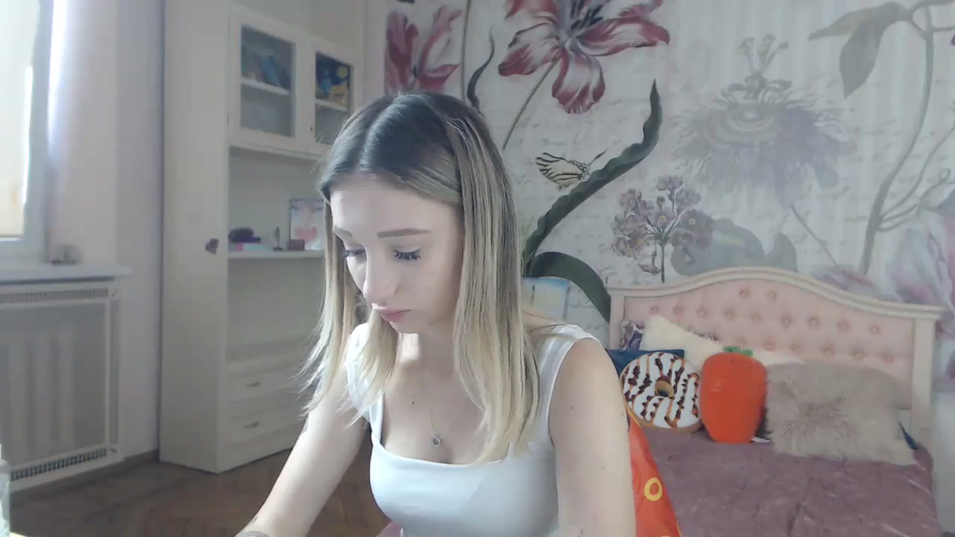 Gallery image thumbnail from KellyBlake's myfreecams stream on, 09/18/2023, 07:47 image 8 of 20