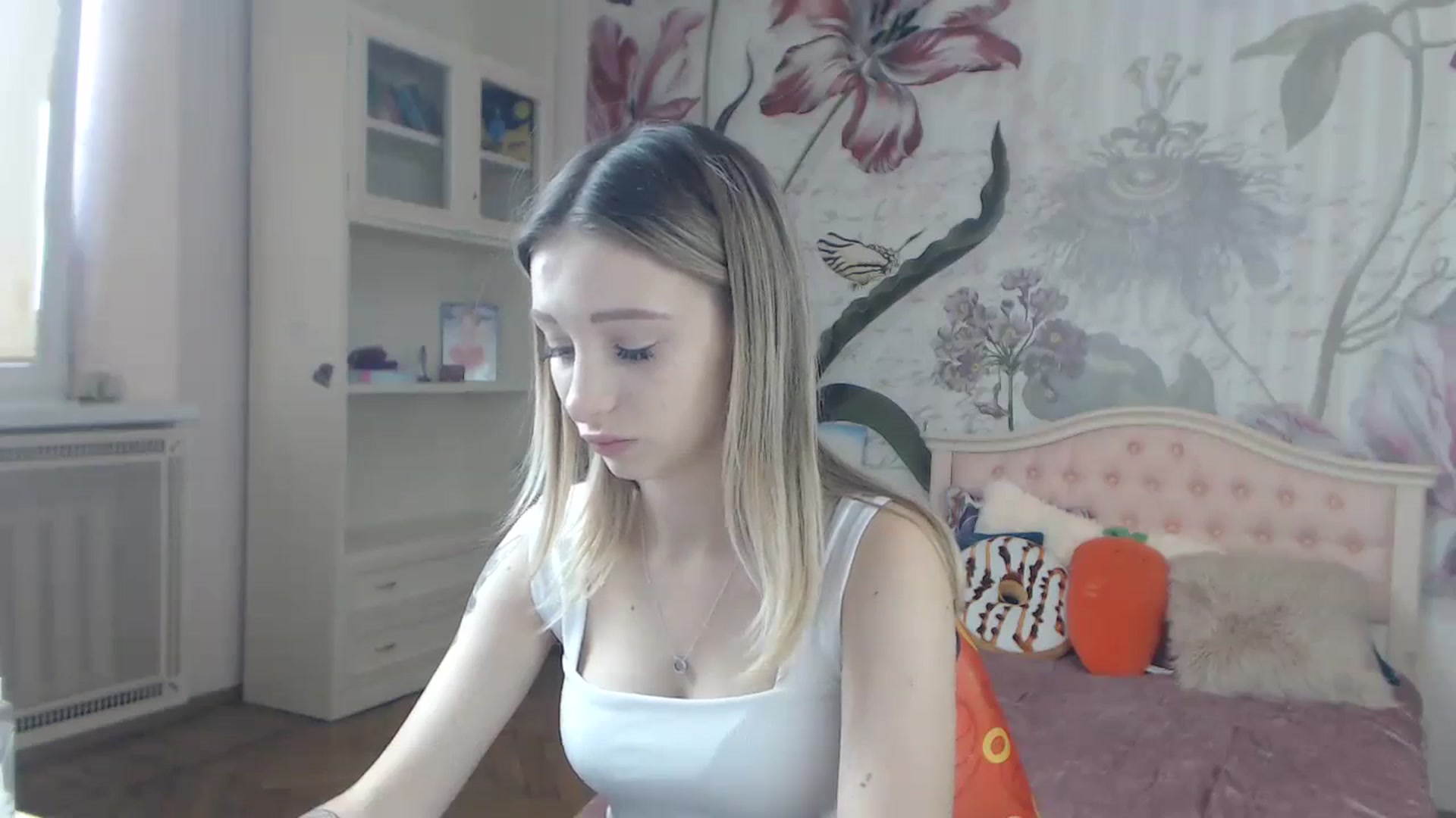 Gallery image thumbnail from KellyBlake's myfreecams stream on, 09/18/2023, 07:47 image 7 of 20