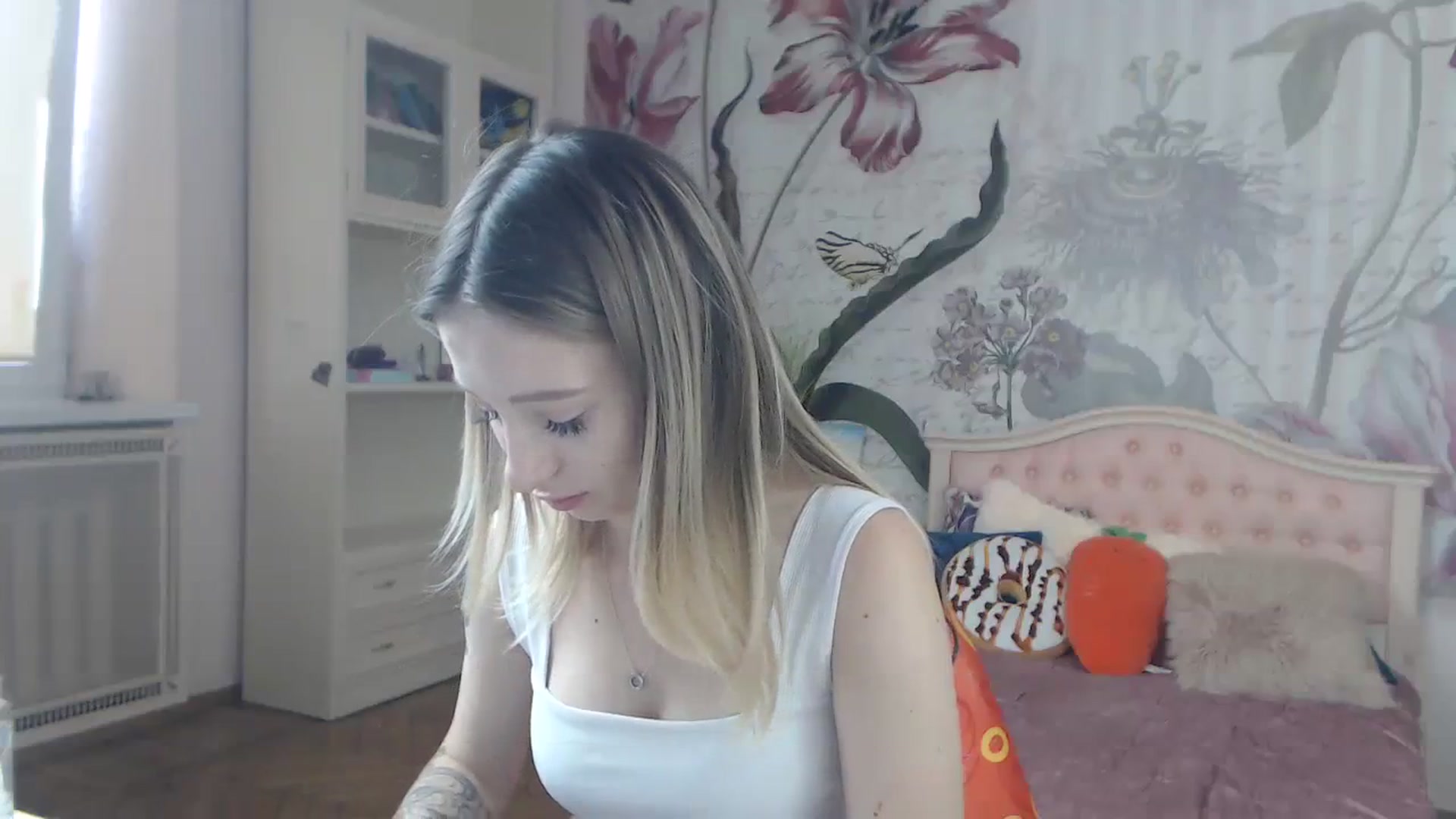Gallery image thumbnail from KellyBlake's myfreecams stream on, 09/18/2023, 07:47 image 14 of 20