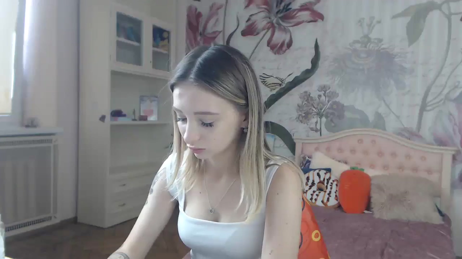 Gallery image thumbnail from KellyBlake's myfreecams stream on, 09/18/2023, 07:47 image 2 of 20