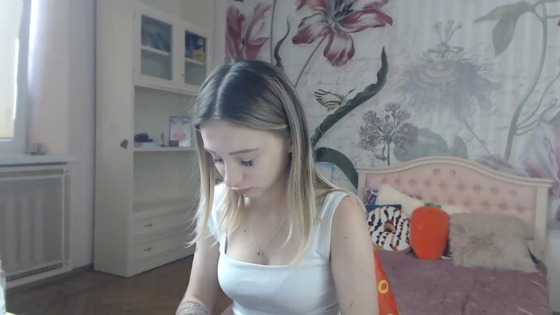 Gallery image thumbnail from KellyBlake's myfreecams stream on, 09/18/2023, 07:47 image 1 of 20