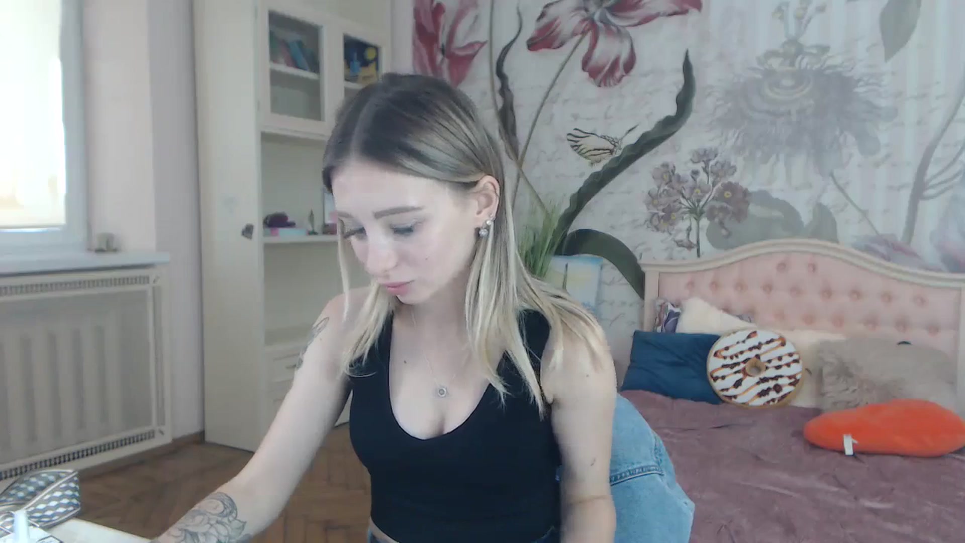 Gallery image thumbnail from KellyBlake's myfreecams stream on, 09/19/2023, 08:41 image 9 of 20