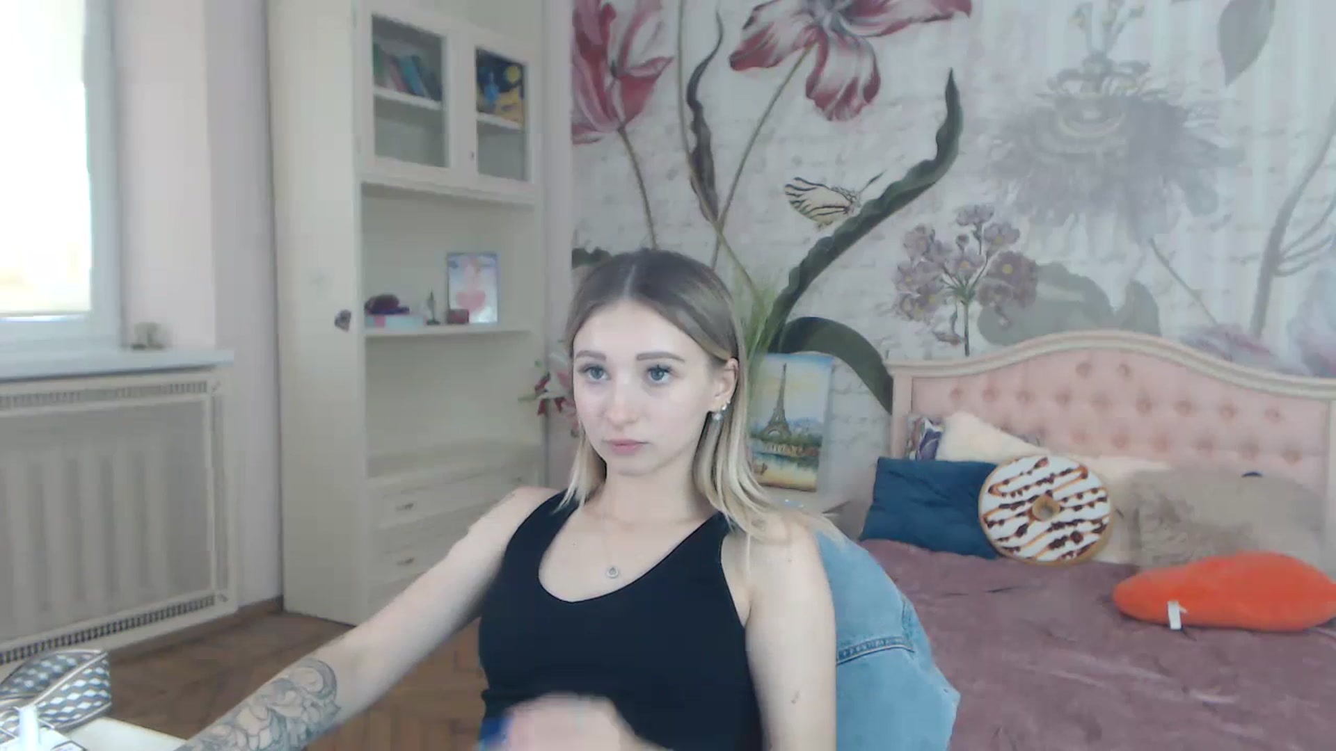 Gallery image thumbnail from KellyBlake's myfreecams stream on, 09/19/2023, 08:41 image 8 of 20