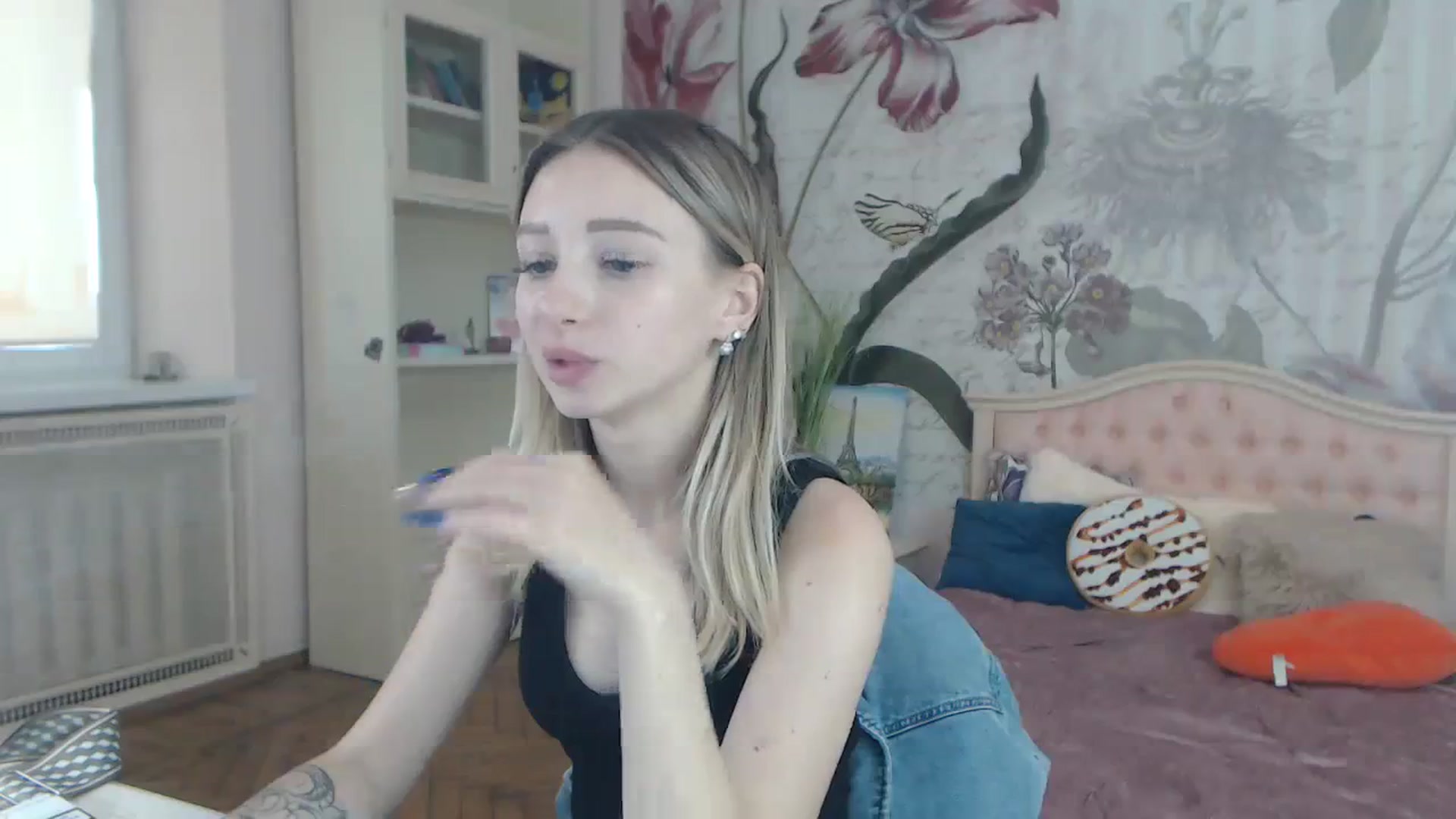Gallery image thumbnail from KellyBlake's myfreecams stream on, 09/19/2023, 08:41 image 14 of 20