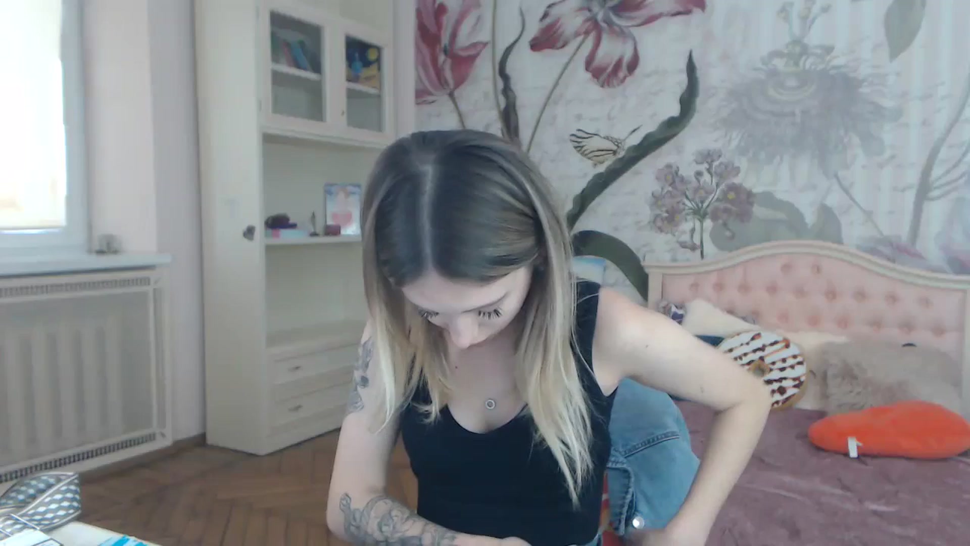 Gallery image thumbnail from KellyBlake's myfreecams stream on, 09/19/2023, 08:41 image 17 of 20