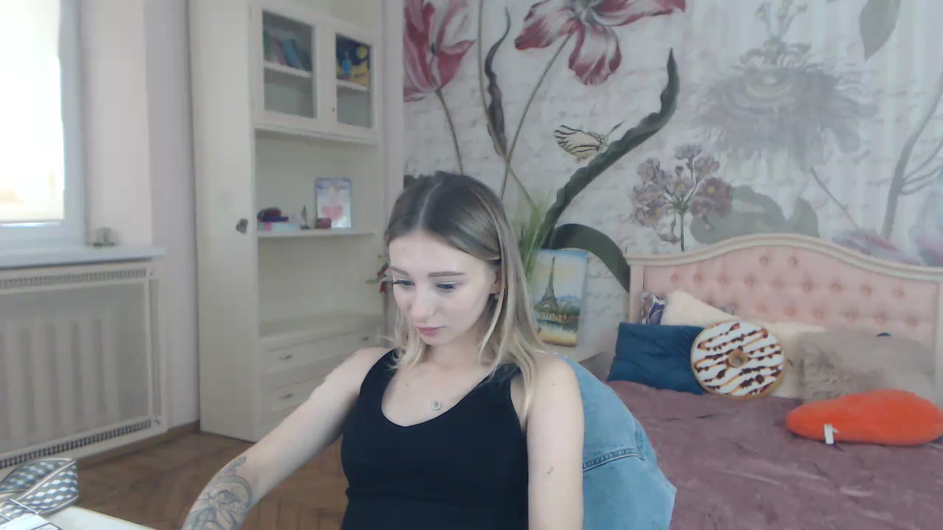 Gallery image thumbnail from KellyBlake's myfreecams stream on, 09/19/2023, 08:41 image 6 of 20