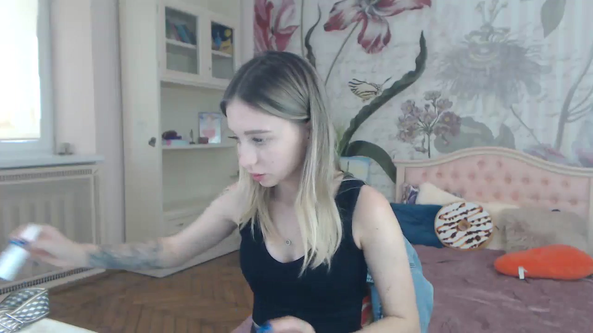 Gallery image thumbnail from KellyBlake's myfreecams stream on, 09/19/2023, 08:41 image 18 of 20