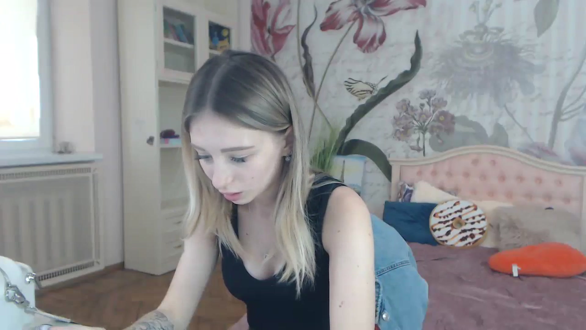 Gallery image thumbnail from KellyBlake's myfreecams stream on, 09/19/2023, 08:41 image 19 of 20