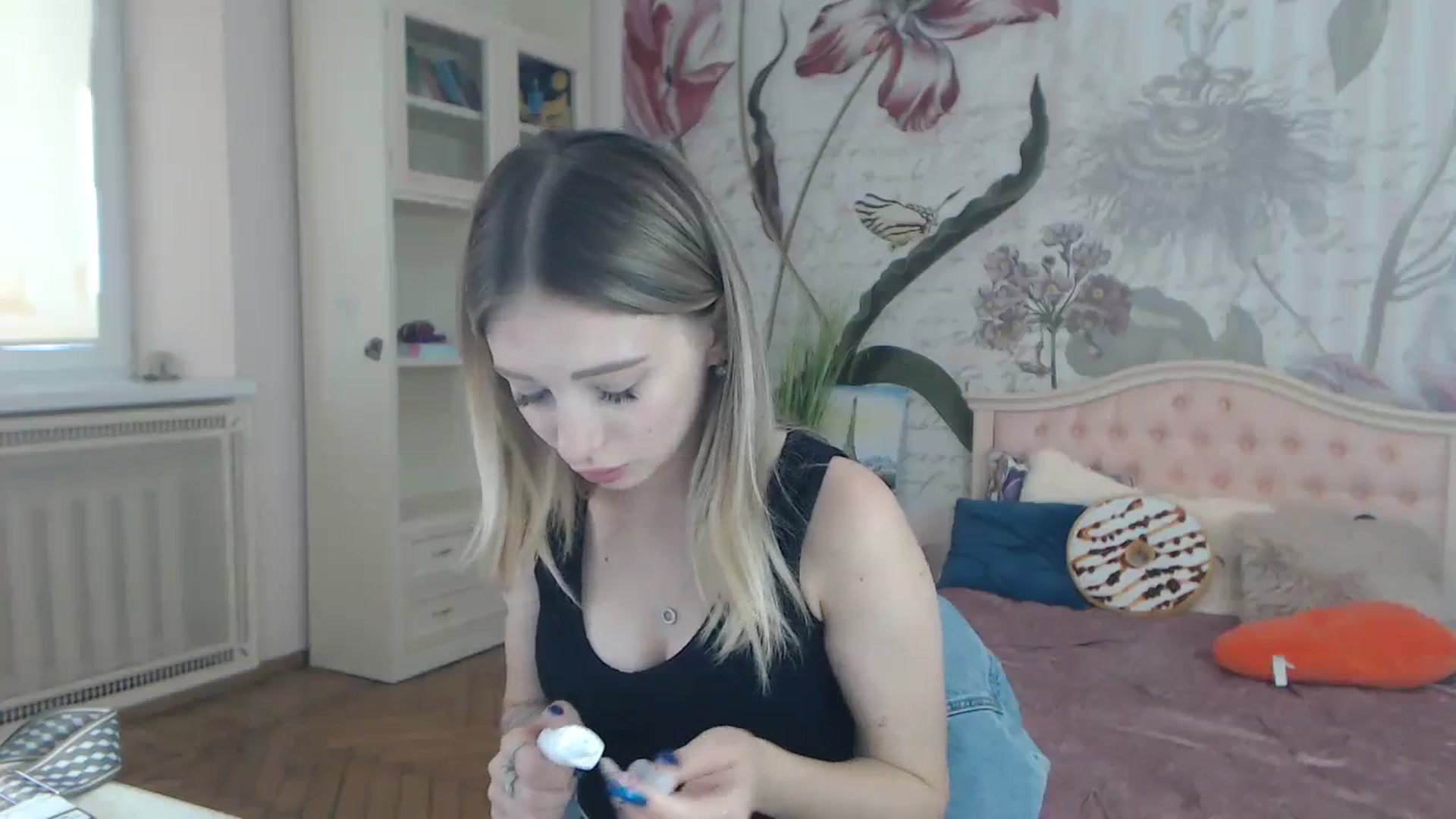 Gallery image thumbnail from KellyBlake's myfreecams stream on, 09/19/2023, 08:41 image 11 of 20