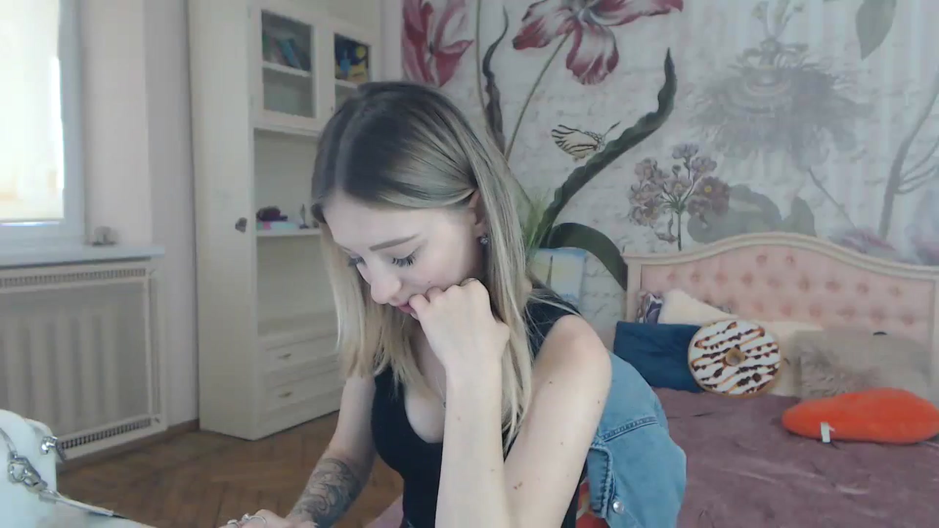 Gallery image thumbnail from KellyBlake's myfreecams stream on, 09/19/2023, 08:41 image 20 of 20