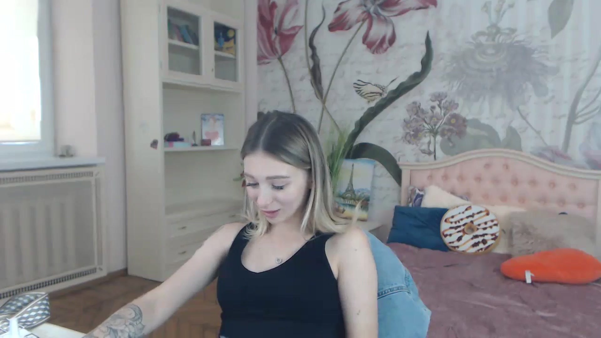 Gallery image thumbnail from KellyBlake's myfreecams stream on, 09/19/2023, 08:41 image 7 of 20