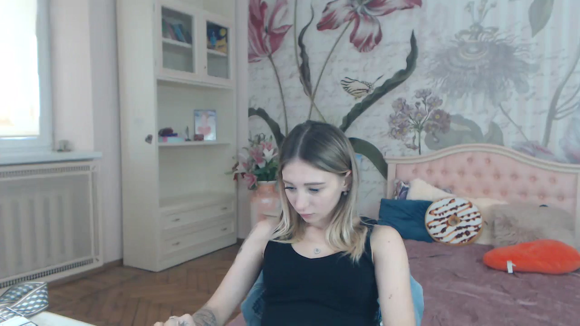 Gallery image thumbnail from KellyBlake's myfreecams stream on, 09/19/2023, 08:41 image 15 of 20