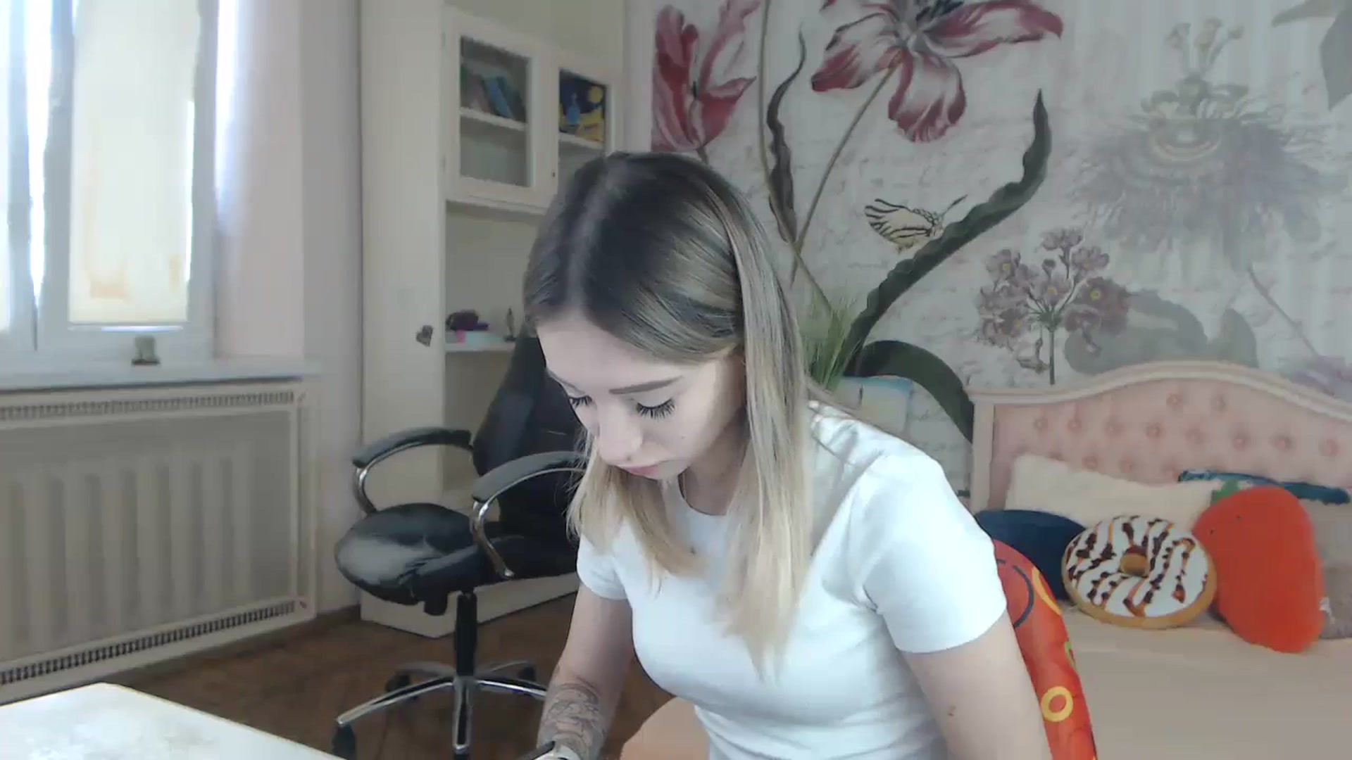 Gallery image thumbnail from KellyBlake's myfreecams stream on, 09/25/2023, 06:46 image 6 of 20