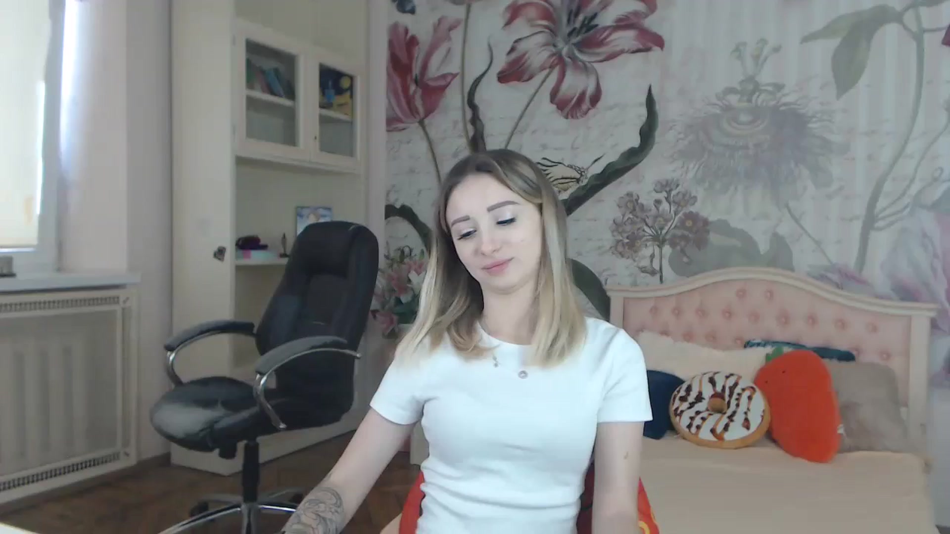 Gallery image thumbnail from KellyBlake's myfreecams stream on, 09/25/2023, 06:46 image 17 of 20