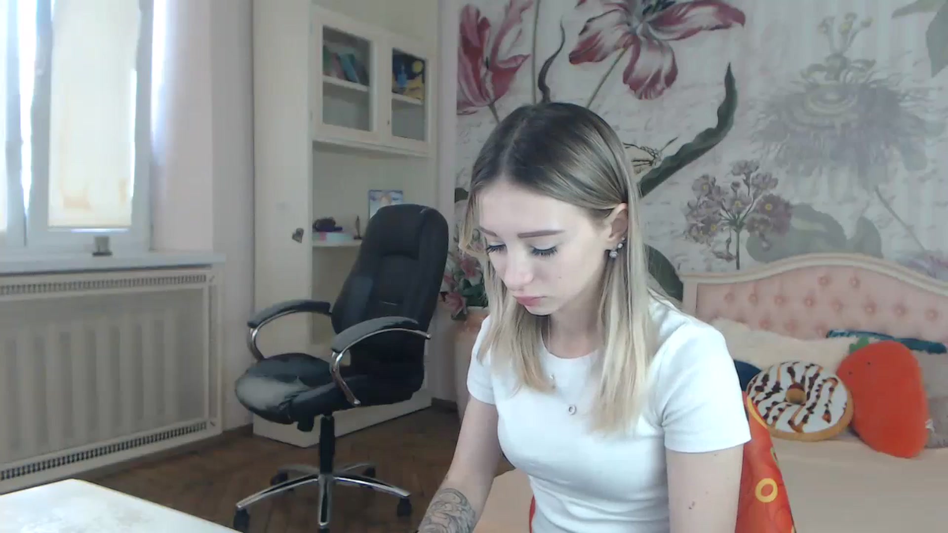 Gallery image thumbnail from KellyBlake's myfreecams stream on, 09/25/2023, 06:46 image 4 of 20