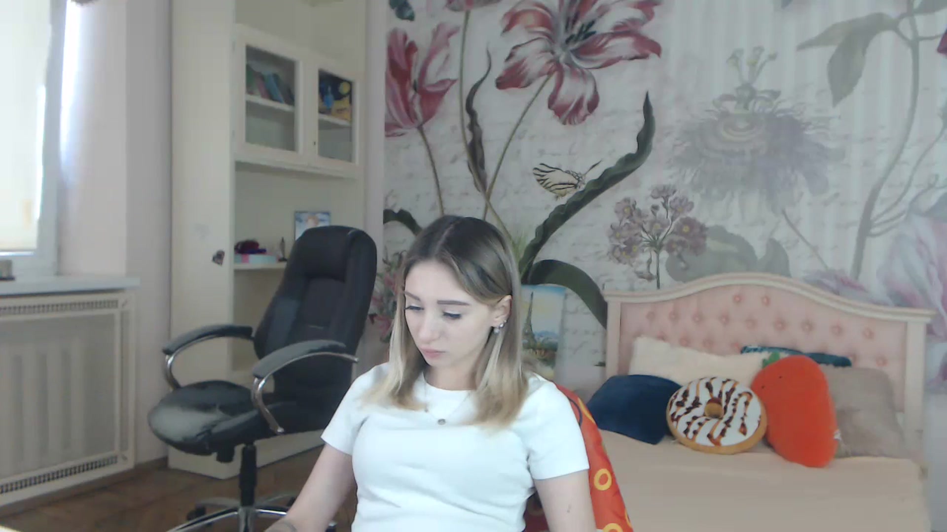 Gallery image thumbnail from KellyBlake's myfreecams stream on, 09/25/2023, 06:46 image 11 of 20