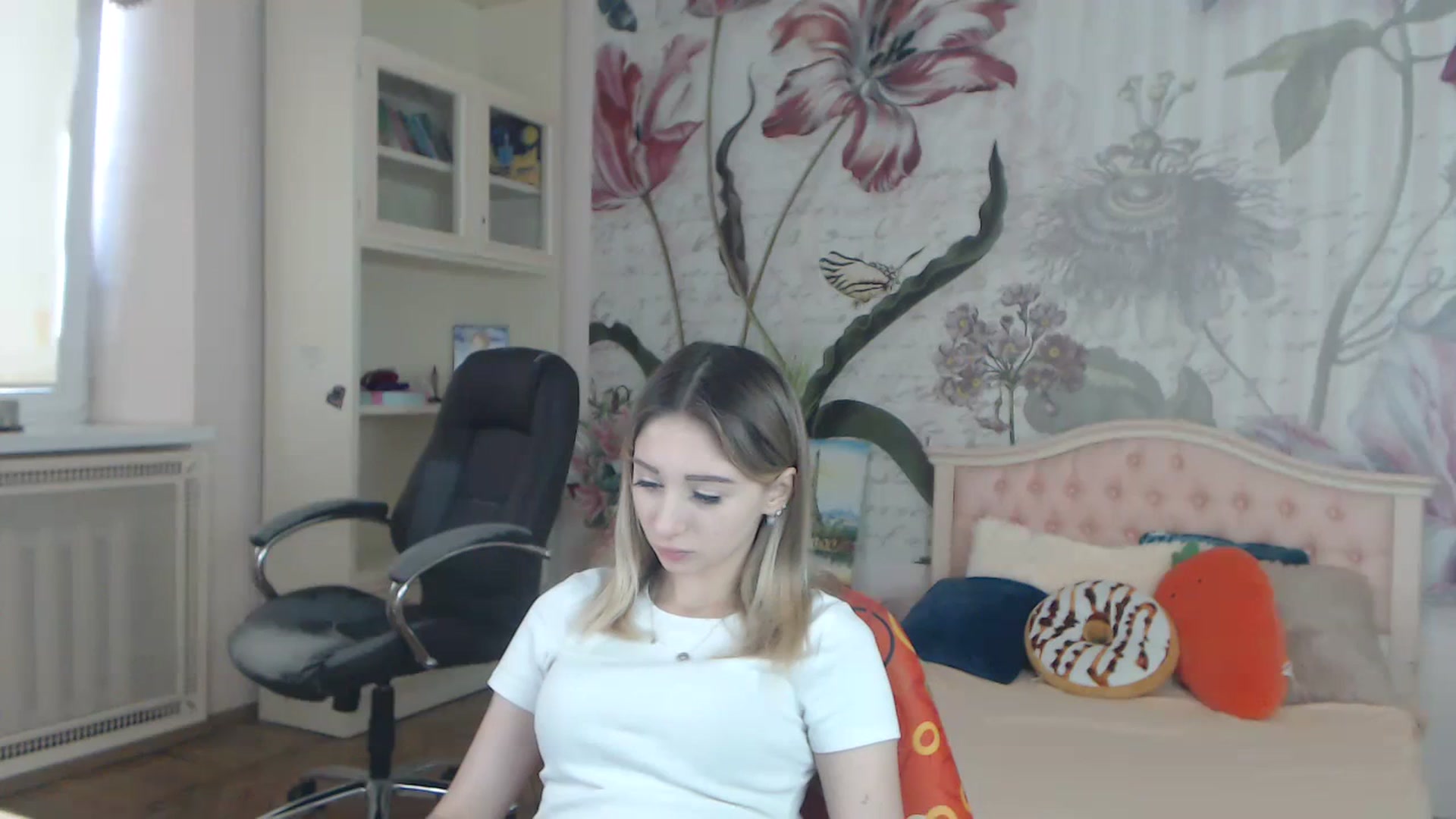 Gallery image thumbnail from KellyBlake's myfreecams stream on, 09/25/2023, 06:46 image 13 of 20