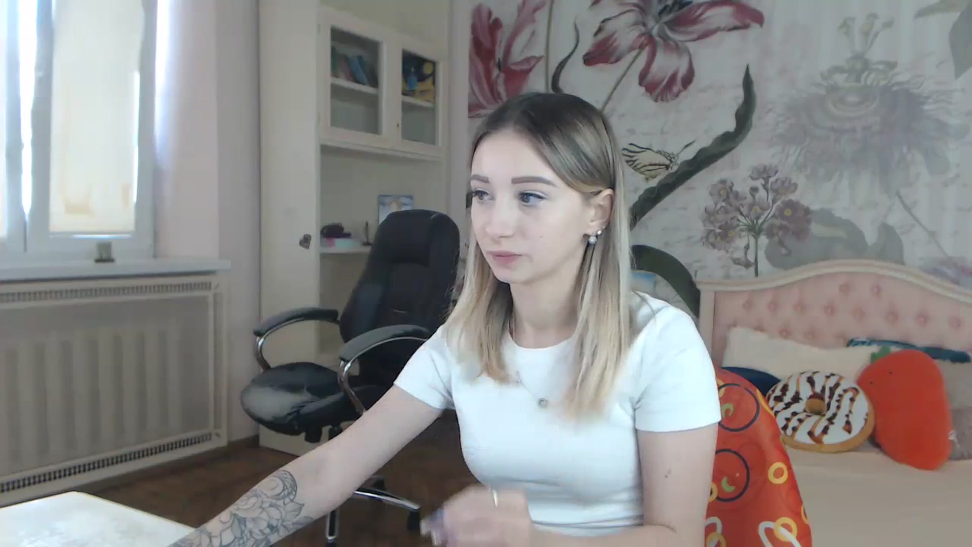 Gallery image thumbnail from KellyBlake's myfreecams stream on, 09/25/2023, 06:46 image 8 of 20