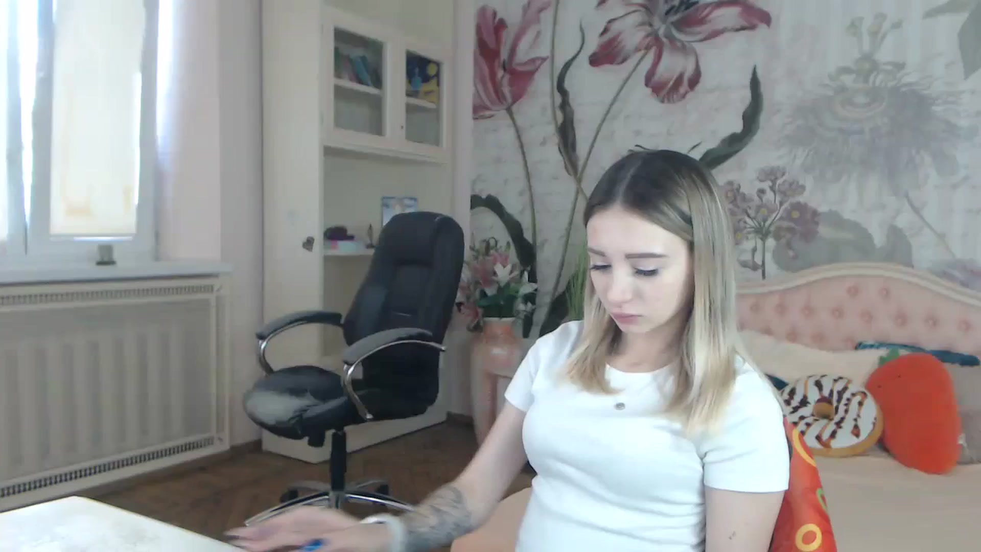 Gallery image thumbnail from KellyBlake's myfreecams stream on, 09/25/2023, 06:46 image 1 of 20