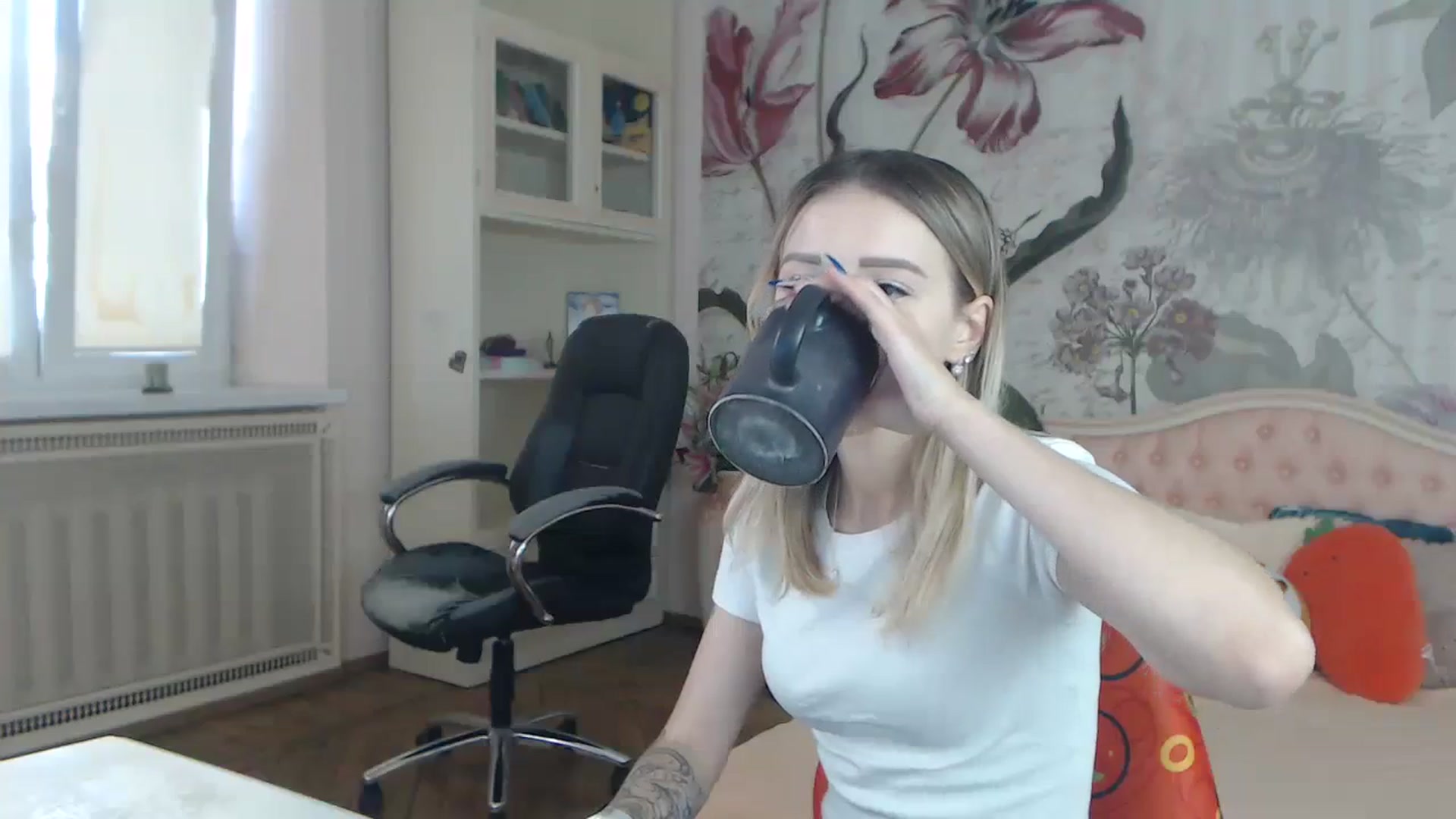 Gallery image thumbnail from KellyBlake's myfreecams stream on, 09/25/2023, 06:46 image 3 of 20