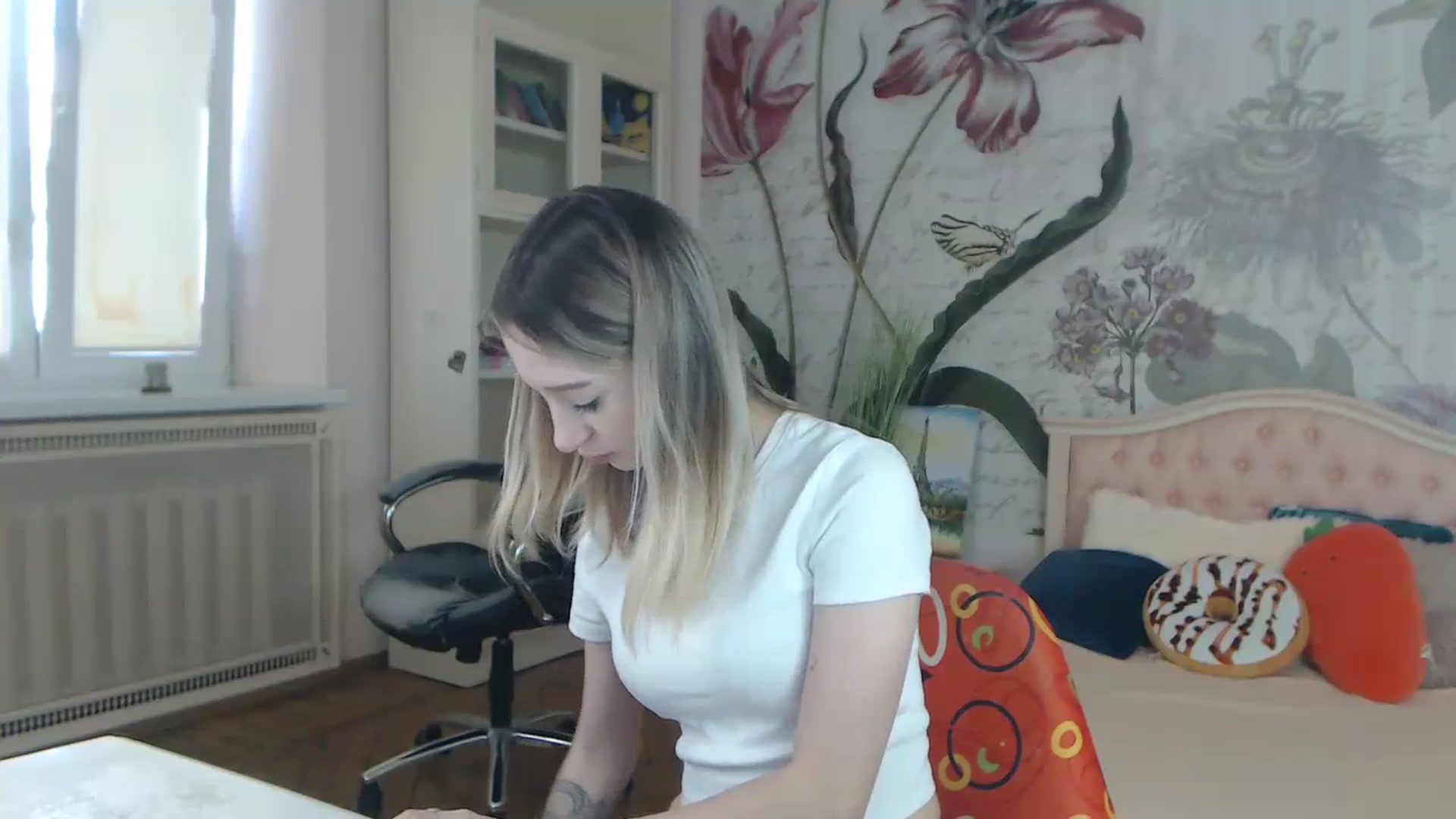 Gallery image thumbnail from KellyBlake's myfreecams stream on, 09/25/2023, 06:46 image 10 of 20