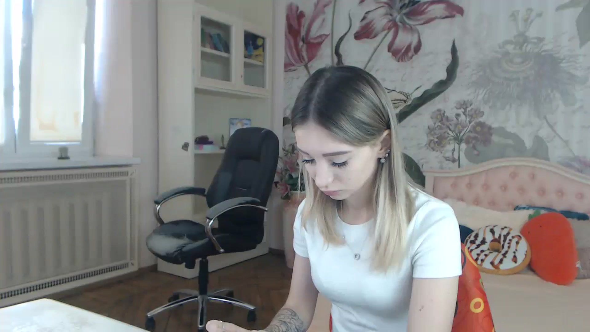 Gallery image thumbnail from KellyBlake's myfreecams stream on, 09/25/2023, 06:46 image 5 of 20