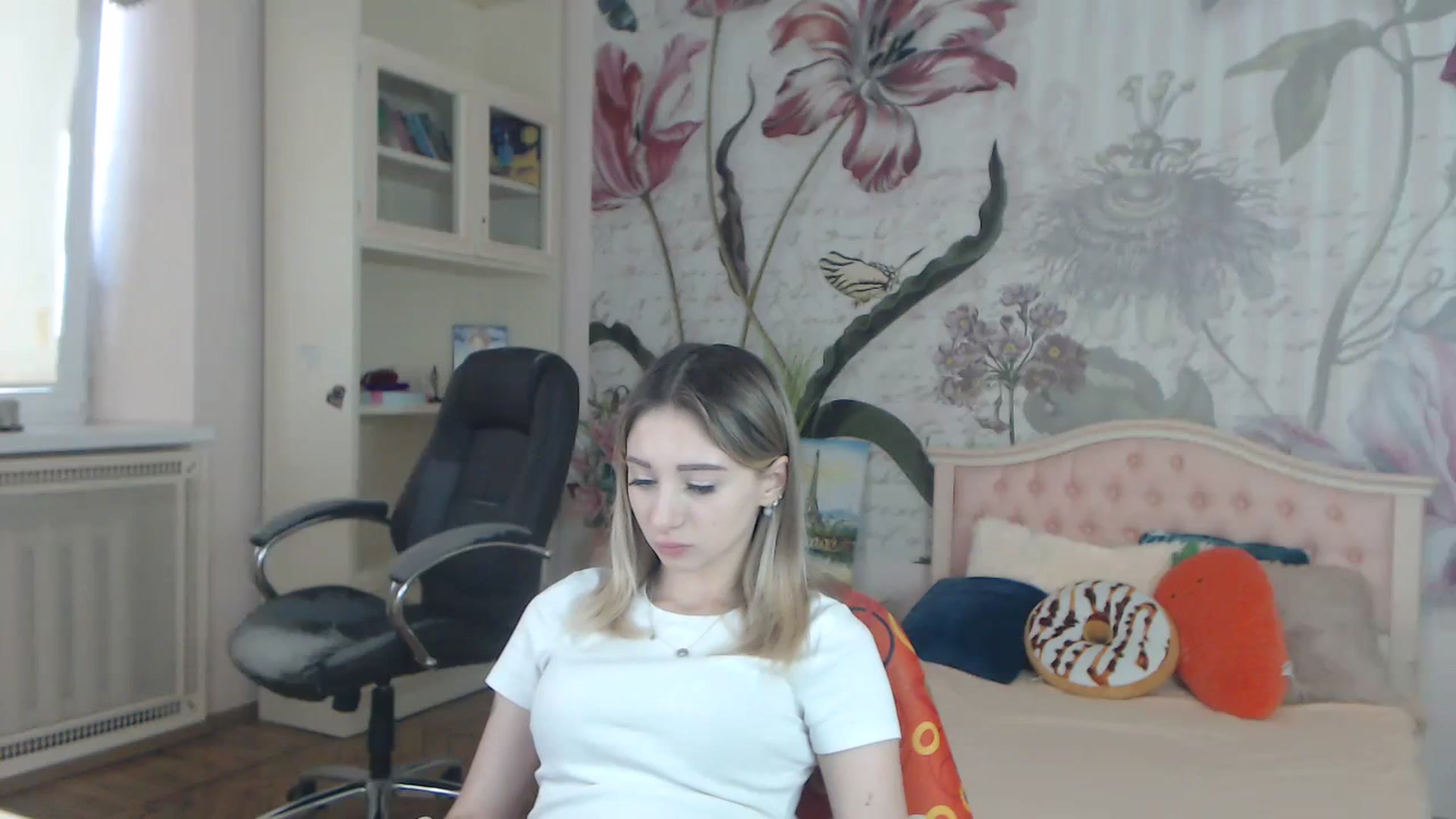 Gallery image thumbnail from KellyBlake's myfreecams stream on, 09/25/2023, 06:46 image 15 of 20