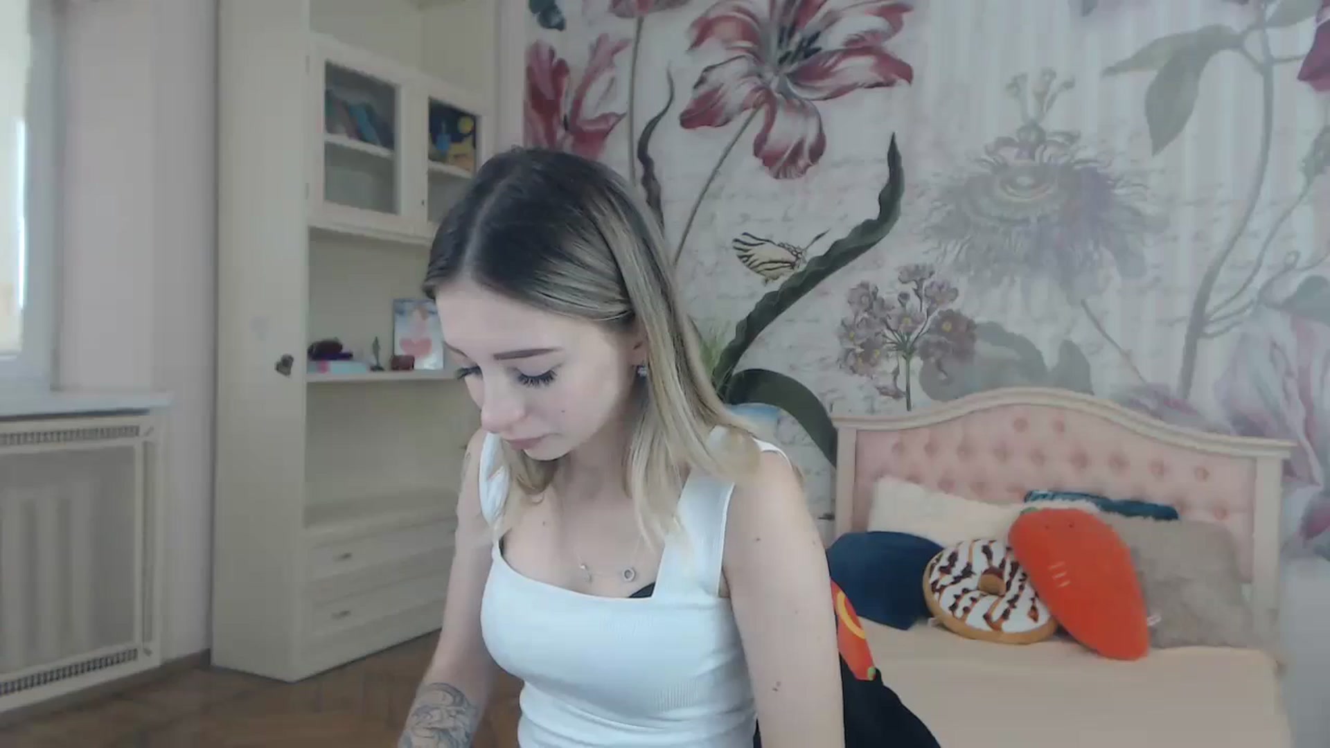 Gallery image thumbnail from KellyBlake's myfreecams stream on, 09/27/2023, 06:59 image 3 of 20