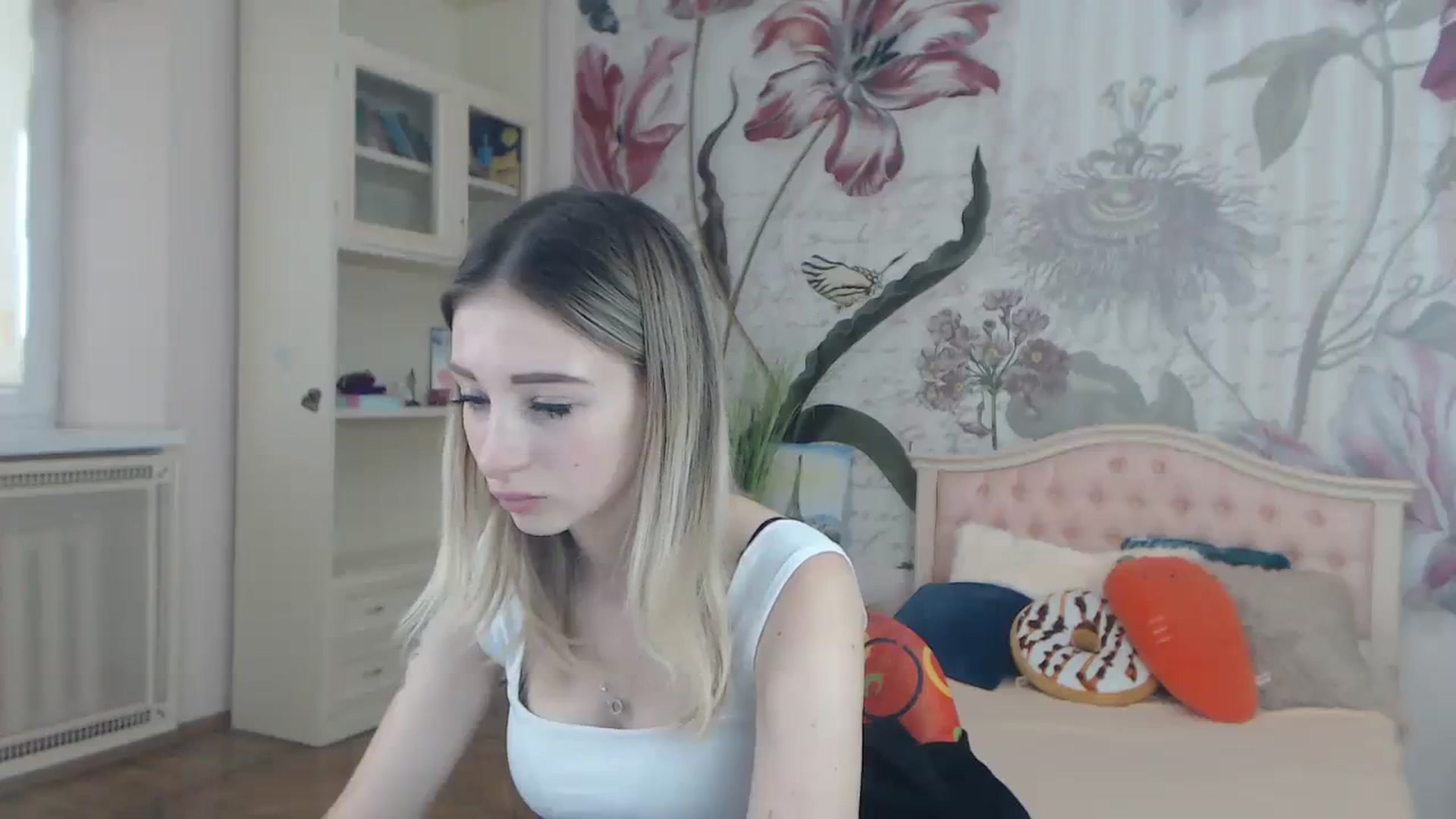 Gallery image thumbnail from KellyBlake's myfreecams stream on, 09/27/2023, 06:59 image 5 of 20
