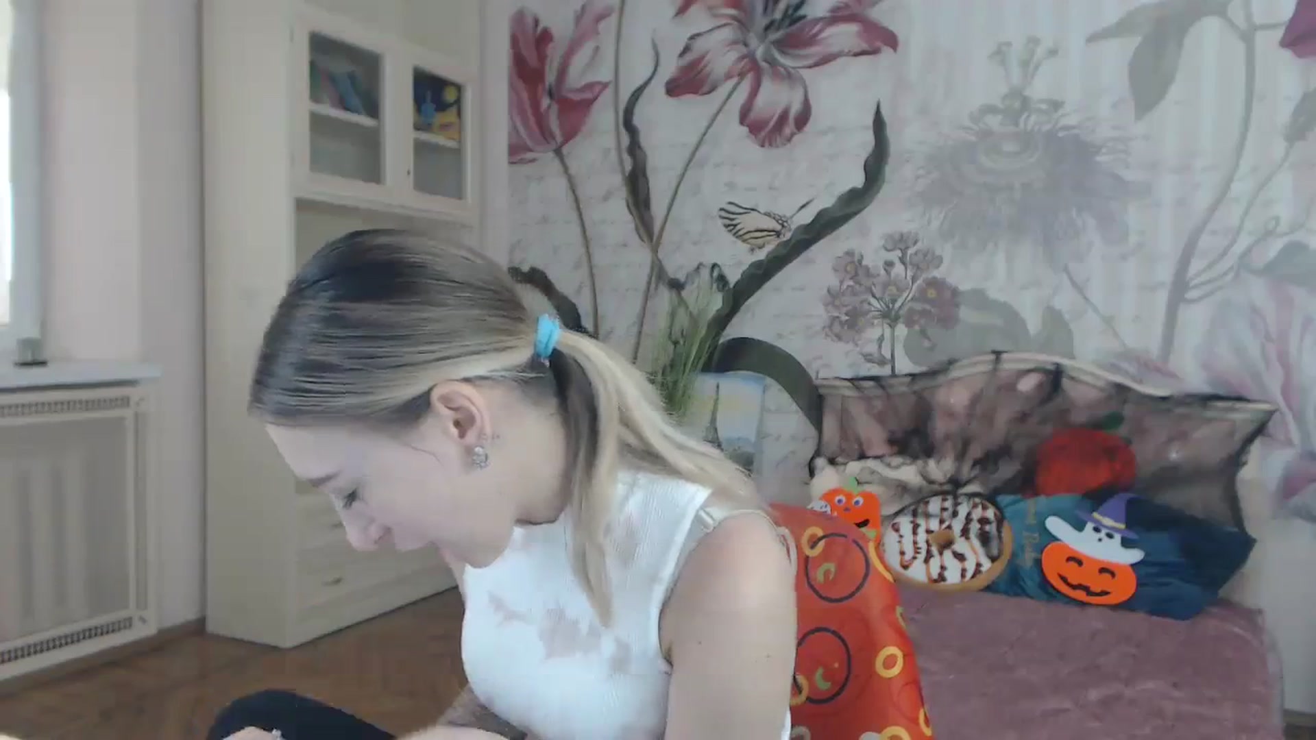 Gallery image thumbnail from KellyBlake's myfreecams stream on, 09/28/2023, 07:44 image 10 of 20