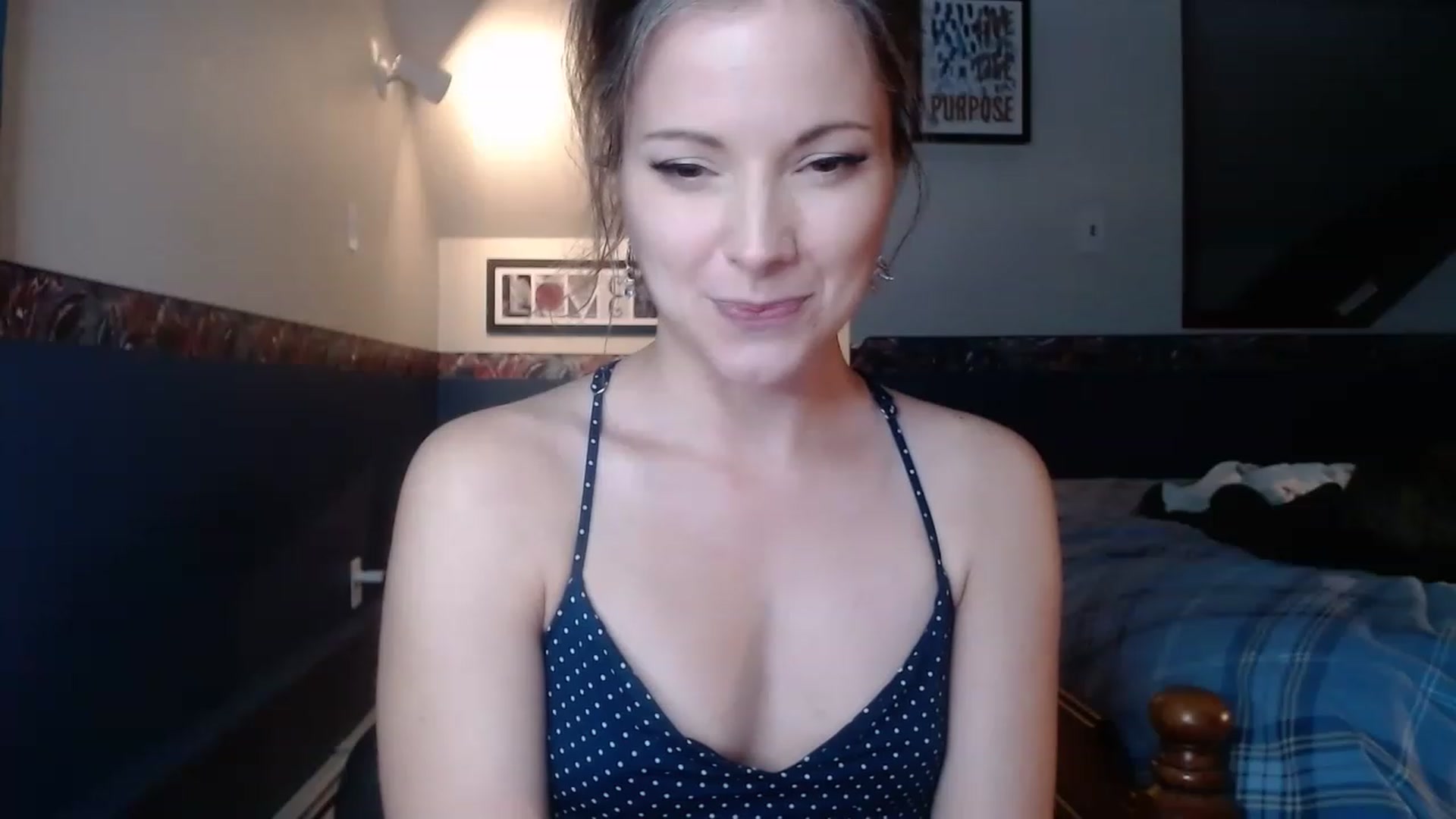 Gallery image thumbnail from KellyHeart's myfreecams stream on, 12/03/2022, 08:13 image 12 of 20