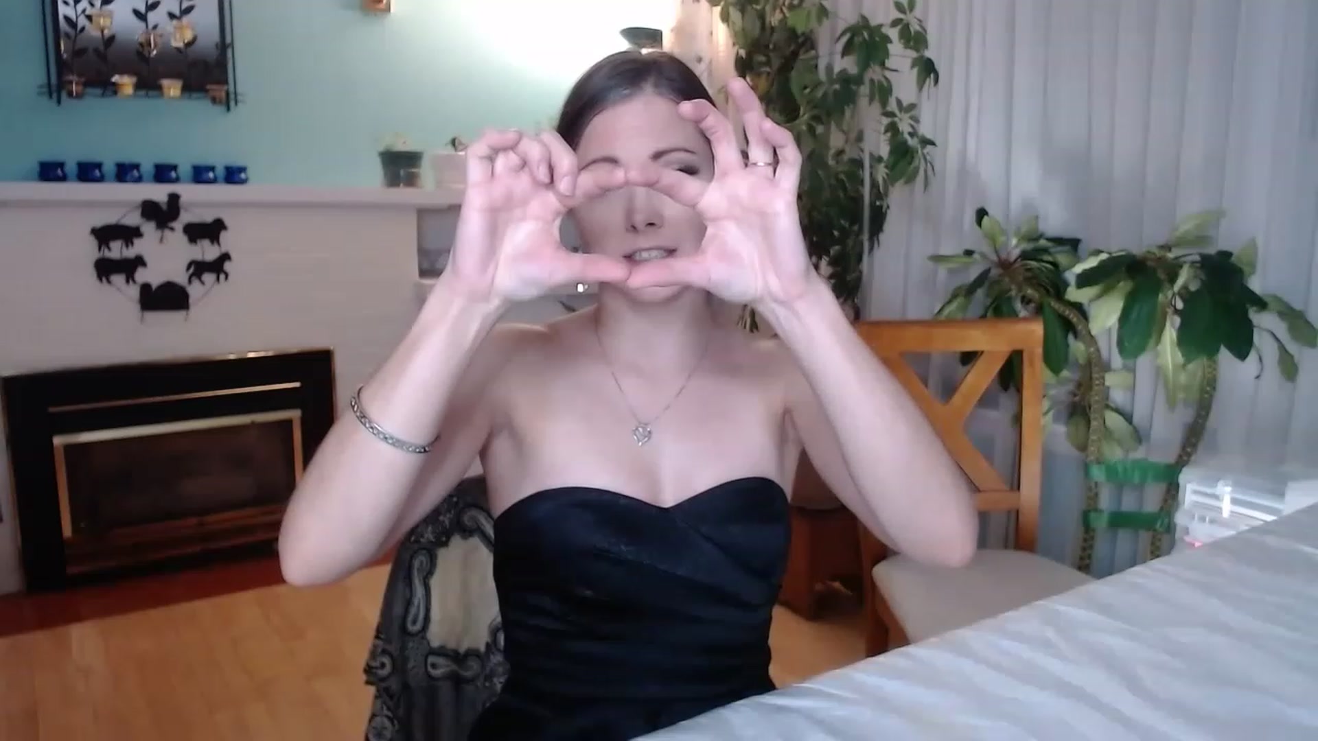 Gallery image thumbnail from KellyHeart's myfreecams stream on, 01/28/2023, 04:06 image 15 of 20