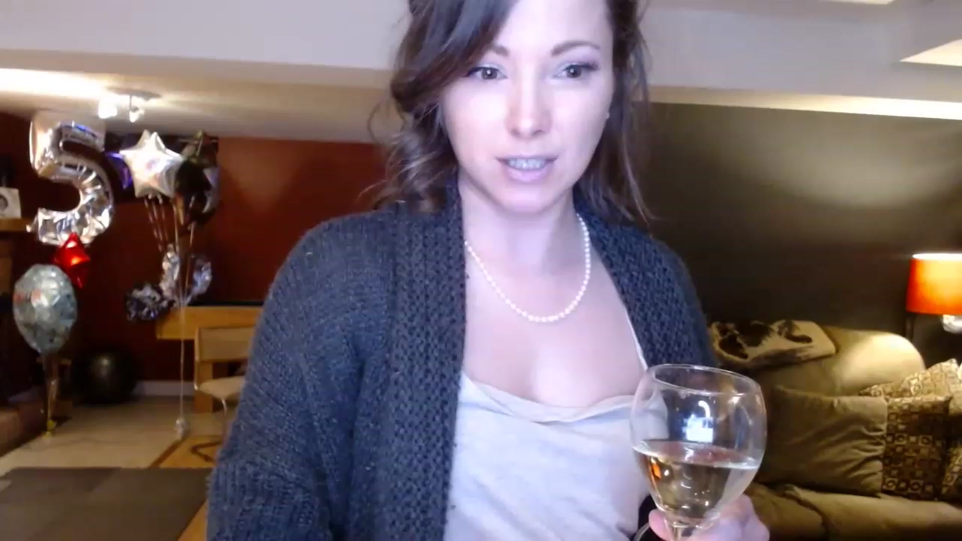 Gallery image thumbnail from KellyHeart's myfreecams stream on, 04/08/2023, 04:48 image 1 of 20