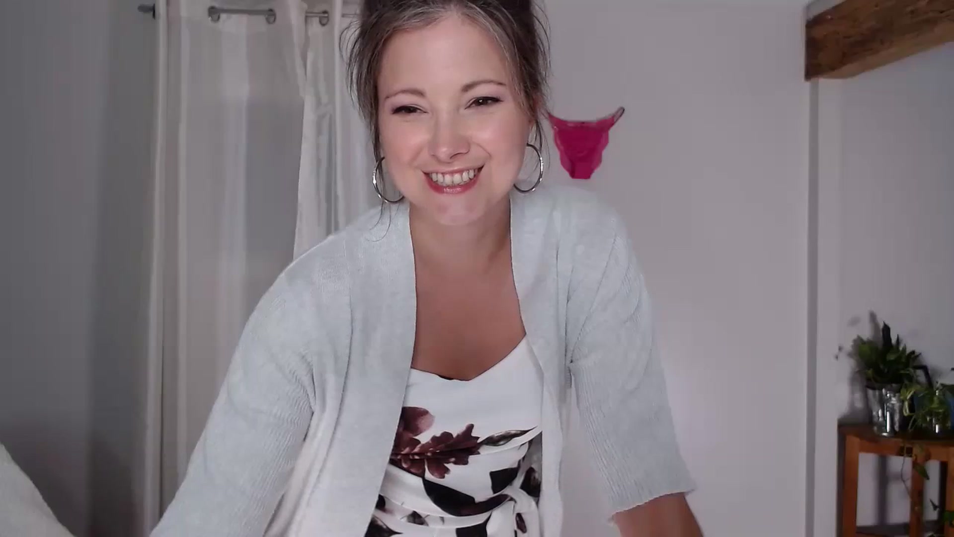 Gallery image thumbnail from KellyHeart's myfreecams stream on, 08/01/2023, 02:08 image 18 of 20