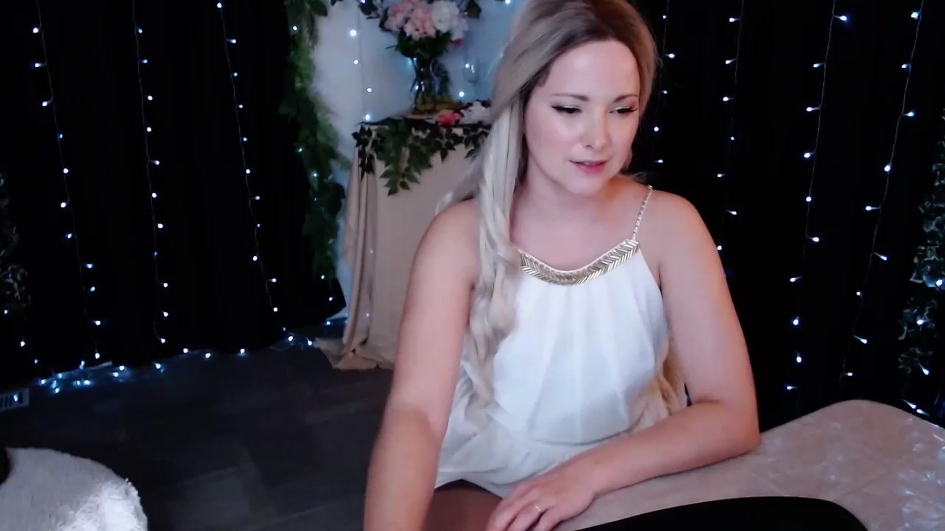 Gallery image thumbnail from KellyHeart's myfreecams stream on, 10/21/2023, 04:54 image 7 of 20