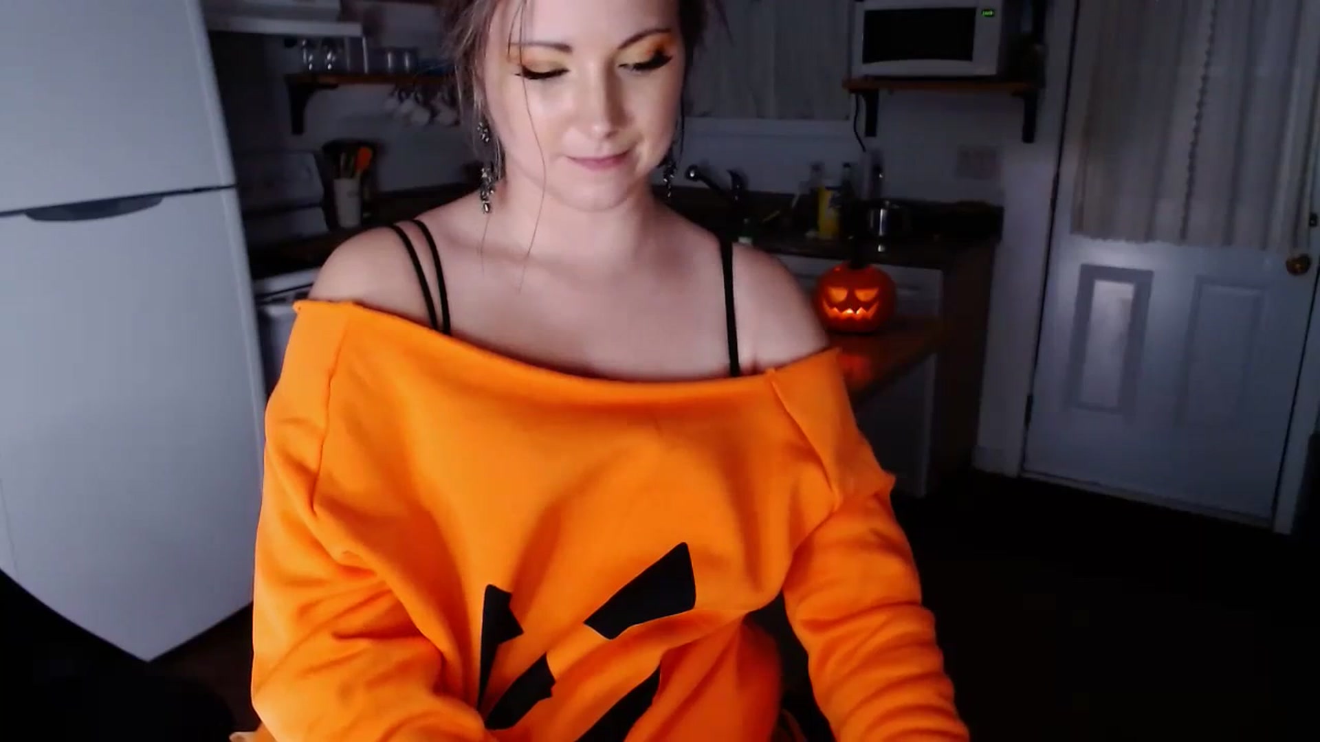 Gallery image thumbnail from KellyHeart's myfreecams stream on, 10/27/2023, 04:01 image 17 of 20