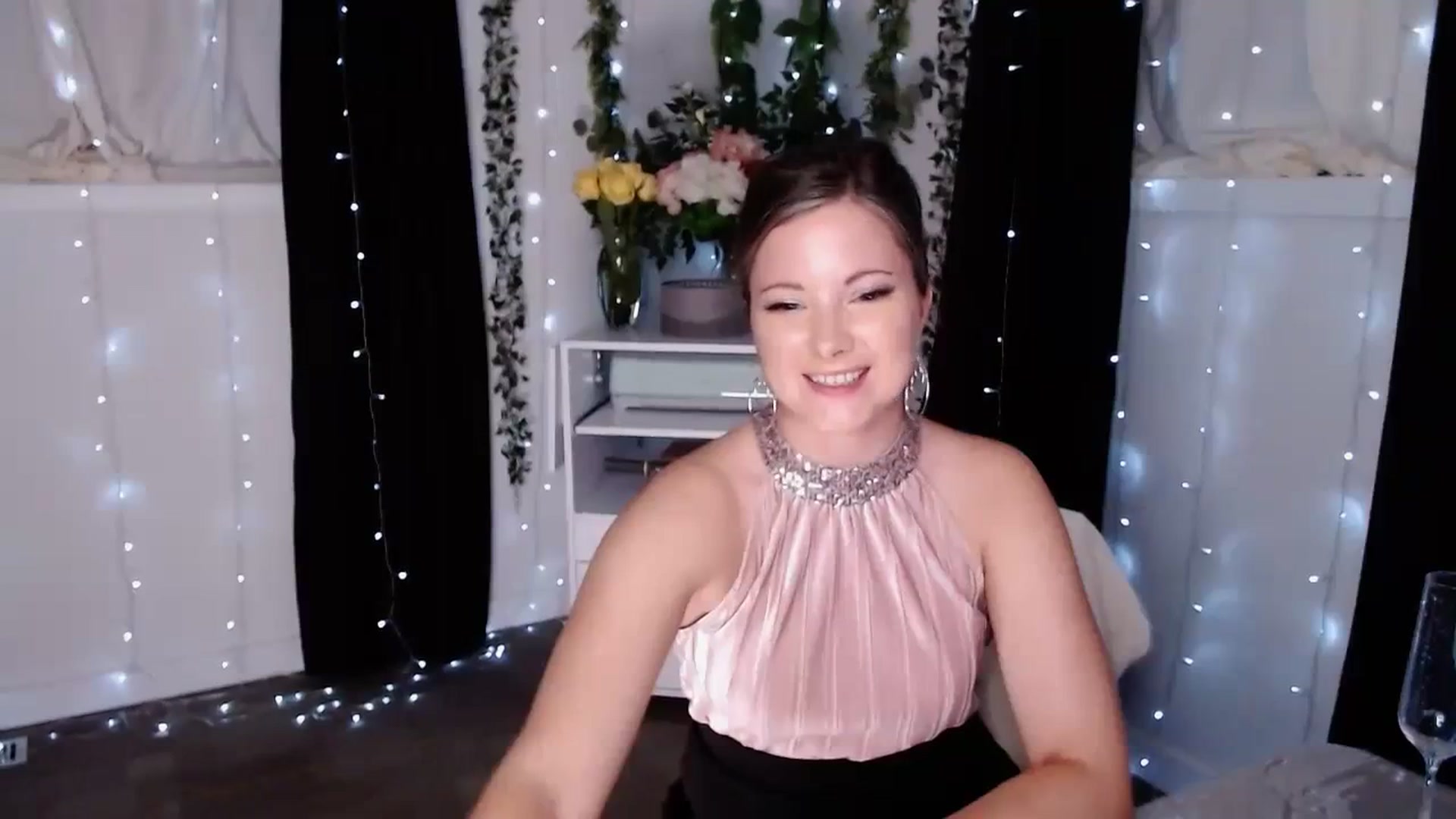 Gallery image thumbnail from KellyHeart's myfreecams stream on, 11/04/2023, 03:33 image 6 of 20