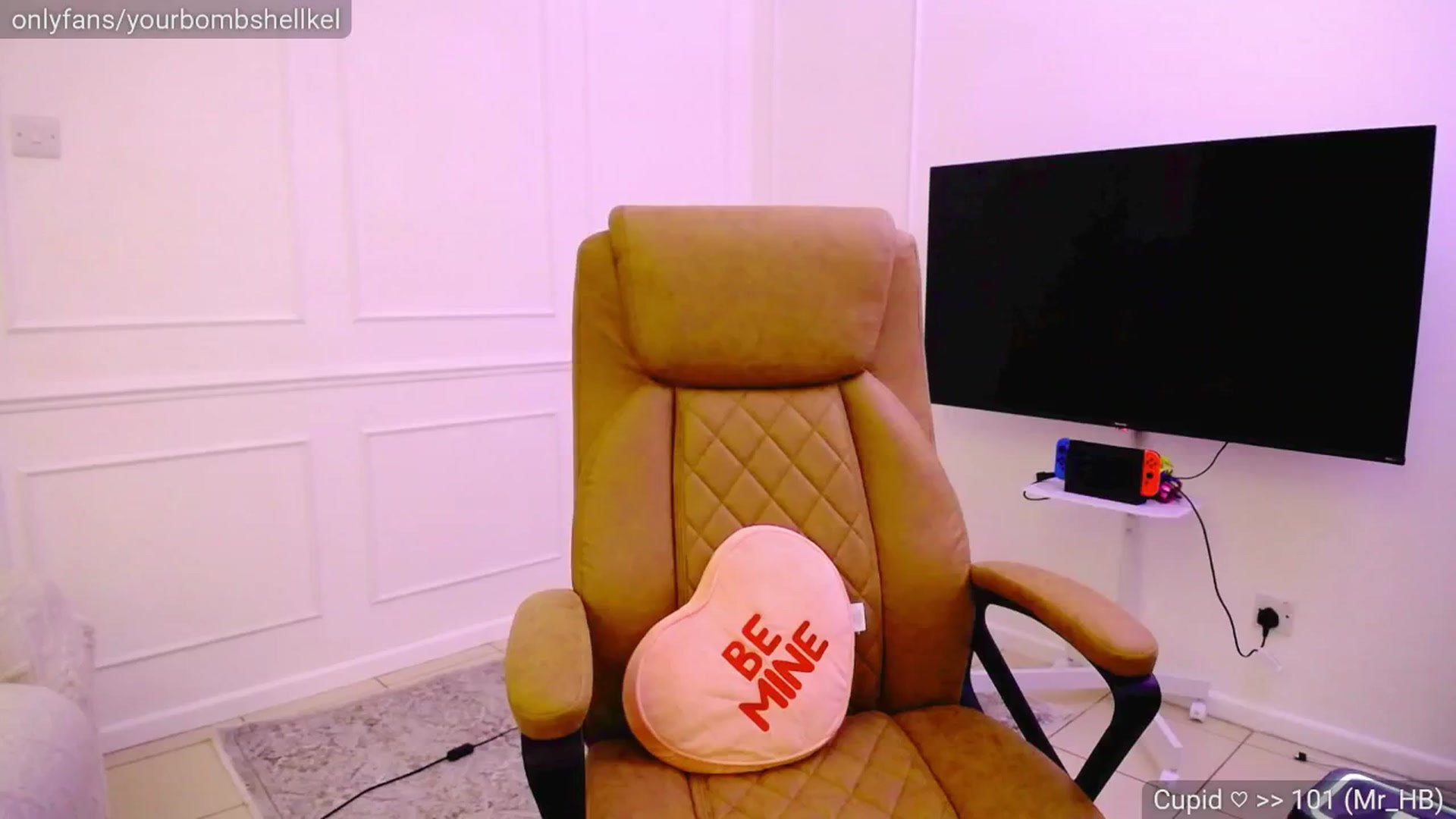 Gallery image thumbnail from KellyKisses's myfreecams stream on, 02/02/2025, 23:01 image 15 of 20