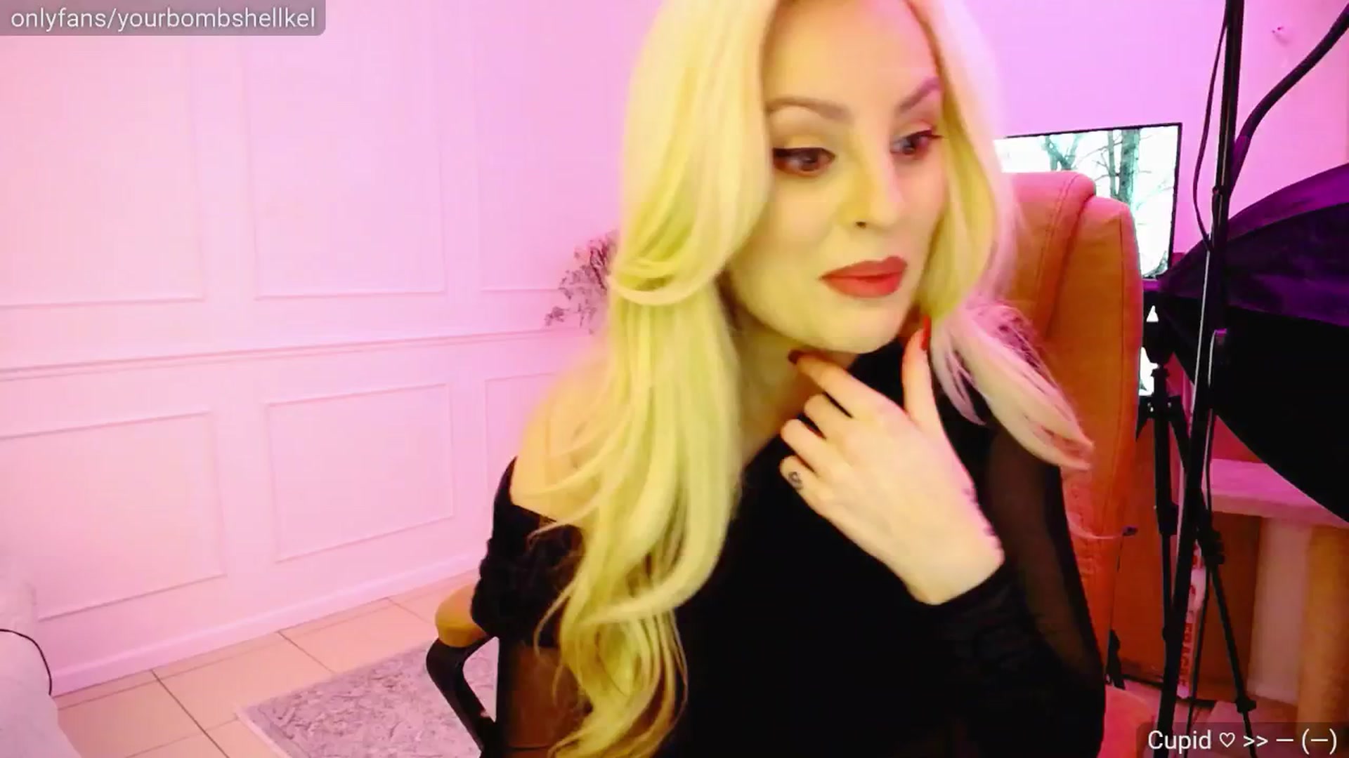 Gallery image thumbnail from KellyKisses's myfreecams stream on, 03/05/2025, 22:05 image 15 of 20