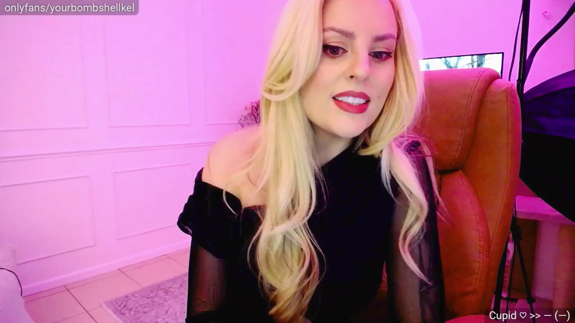 Gallery image thumbnail from KellyKisses's myfreecams stream on, 03/05/2025, 22:05 image 16 of 20