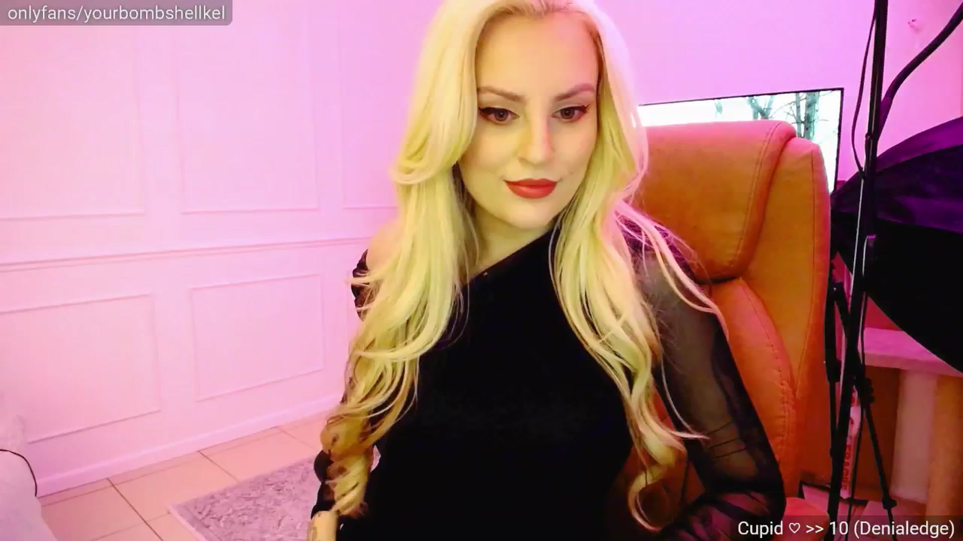 Gallery image thumbnail from KellyKisses's myfreecams stream on, 03/05/2025, 22:05 image 17 of 20