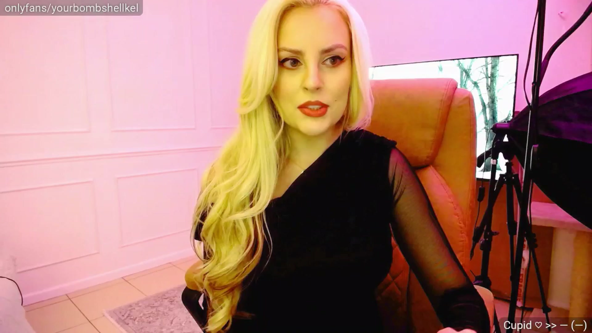 Gallery image thumbnail from KellyKisses's myfreecams stream on, 03/05/2025, 22:05 image 11 of 20