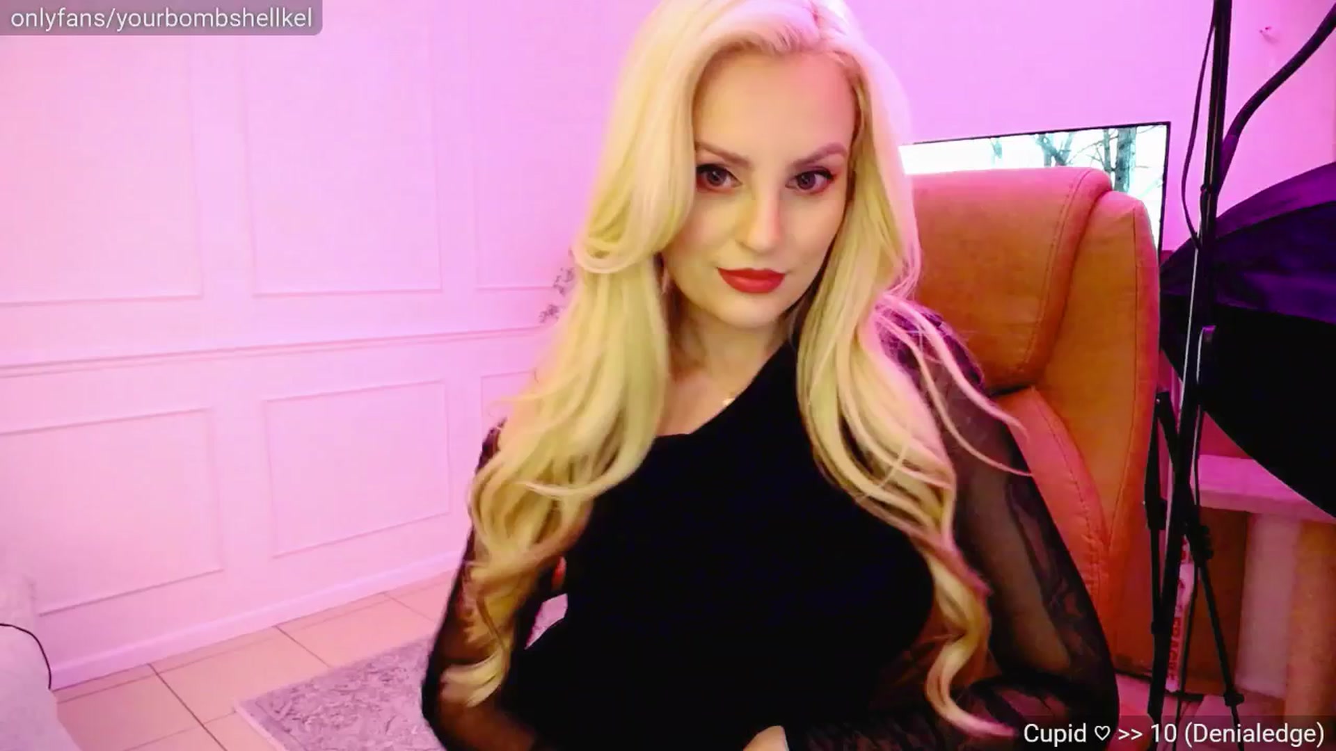 Gallery image thumbnail from KellyKisses's myfreecams stream on, 03/05/2025, 22:05 image 18 of 20